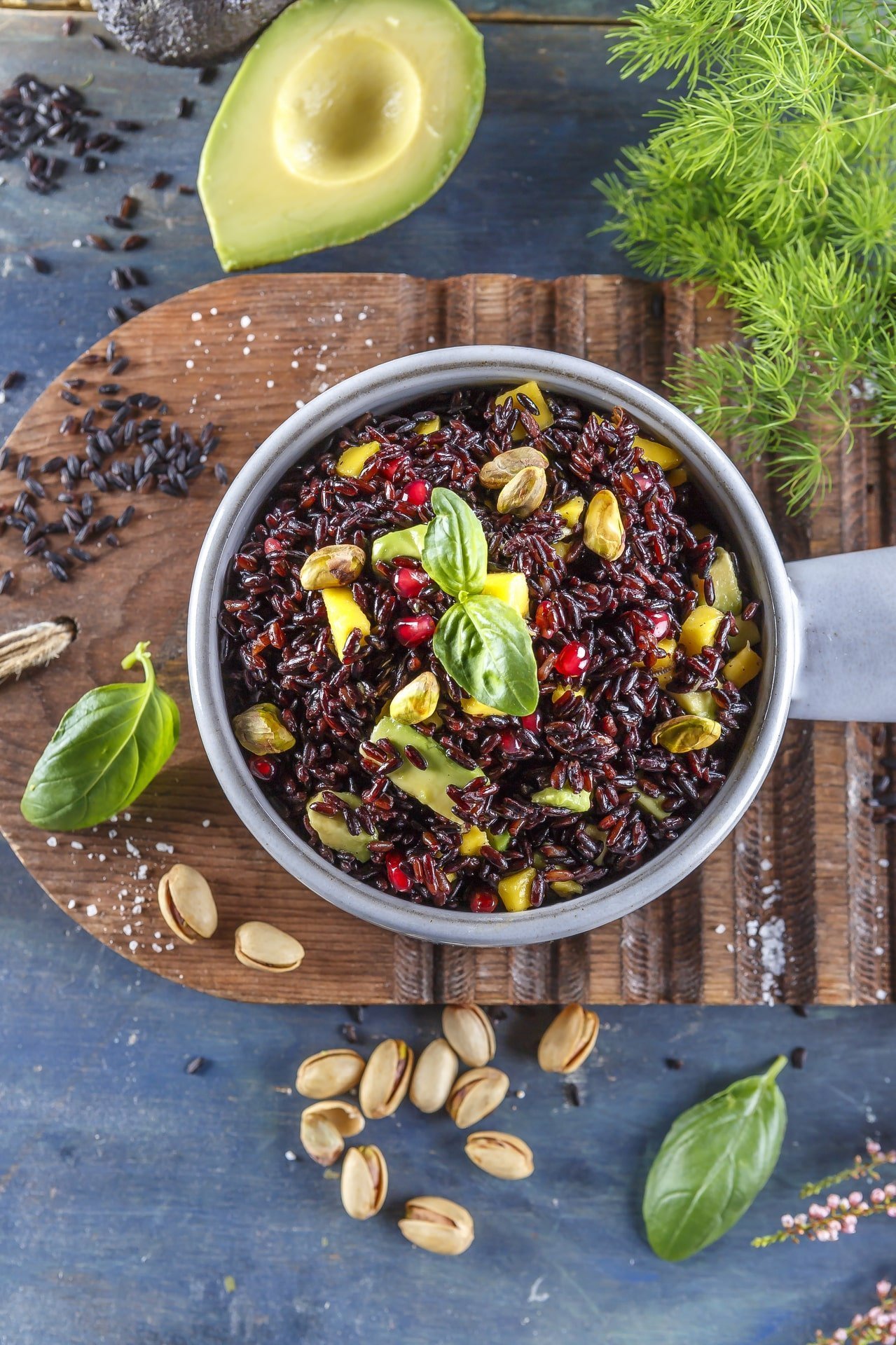 Salada de arroz negro com fruta