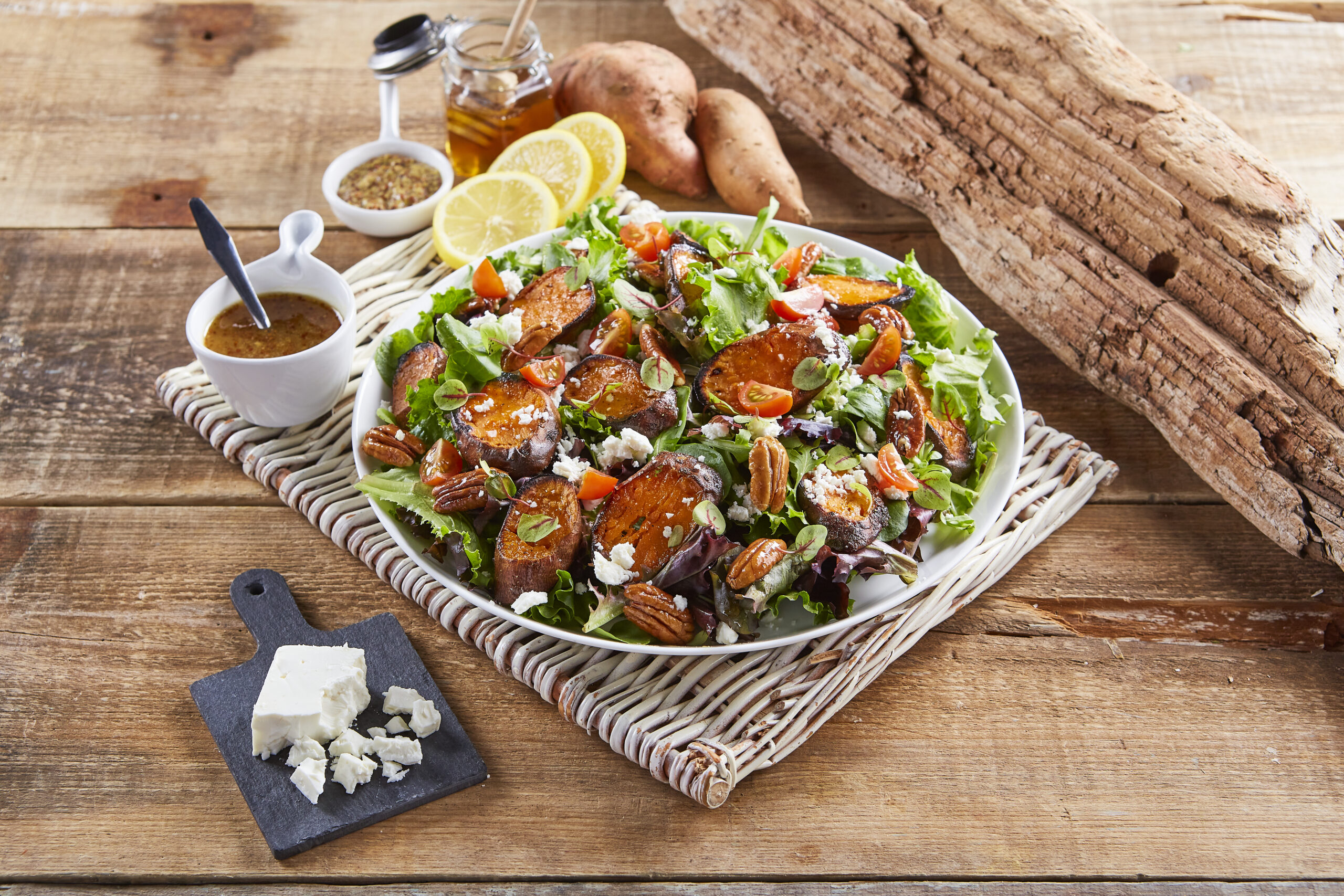 Salada de batata-doce com molho de mel e limão