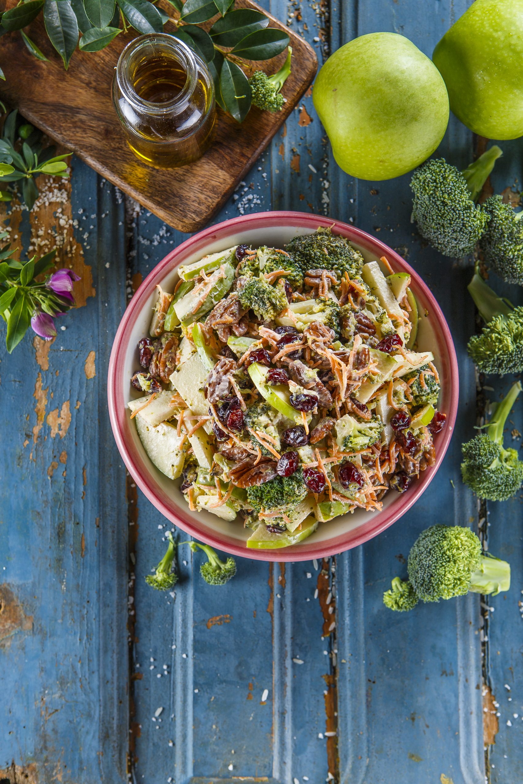 Salada de brócolos com noz pecan