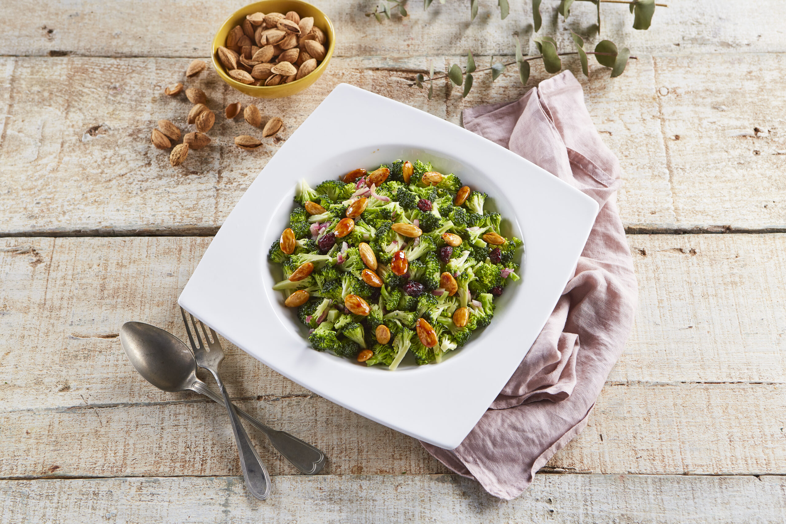 Salada de brócolos e amêndoas fumadas @Teleculinária
