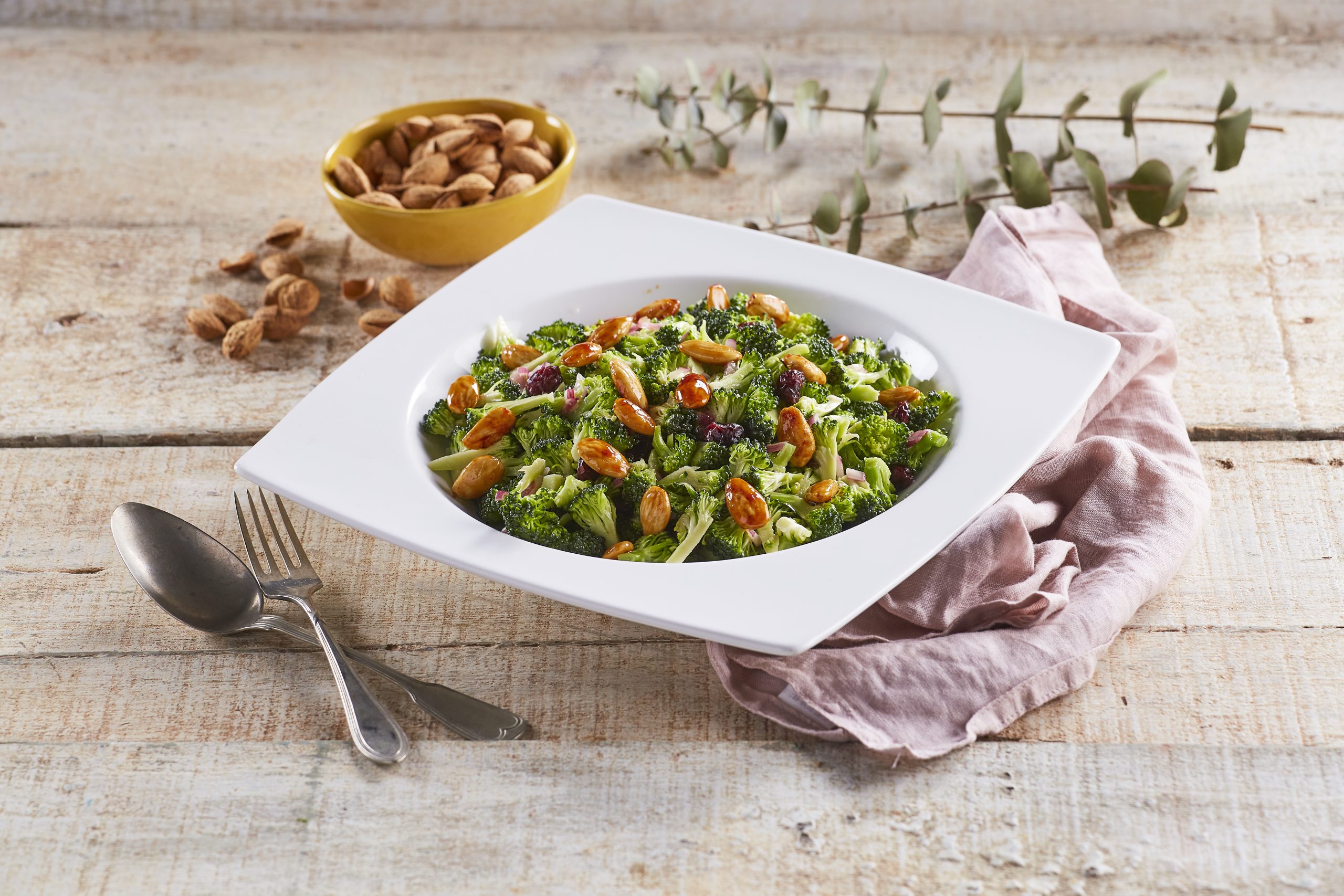Salada de brócolos e amêndoas fumadas