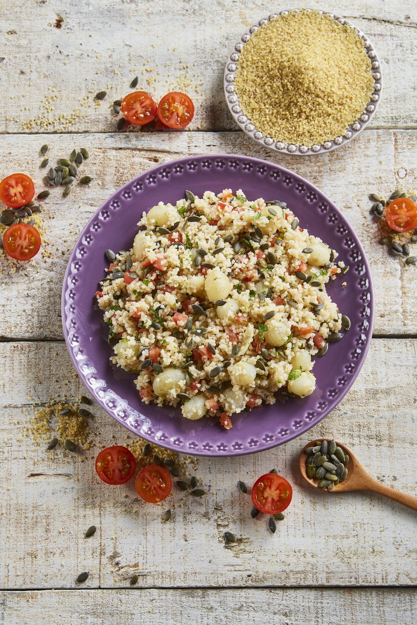 Salada de bulgur com cebola caramelizada