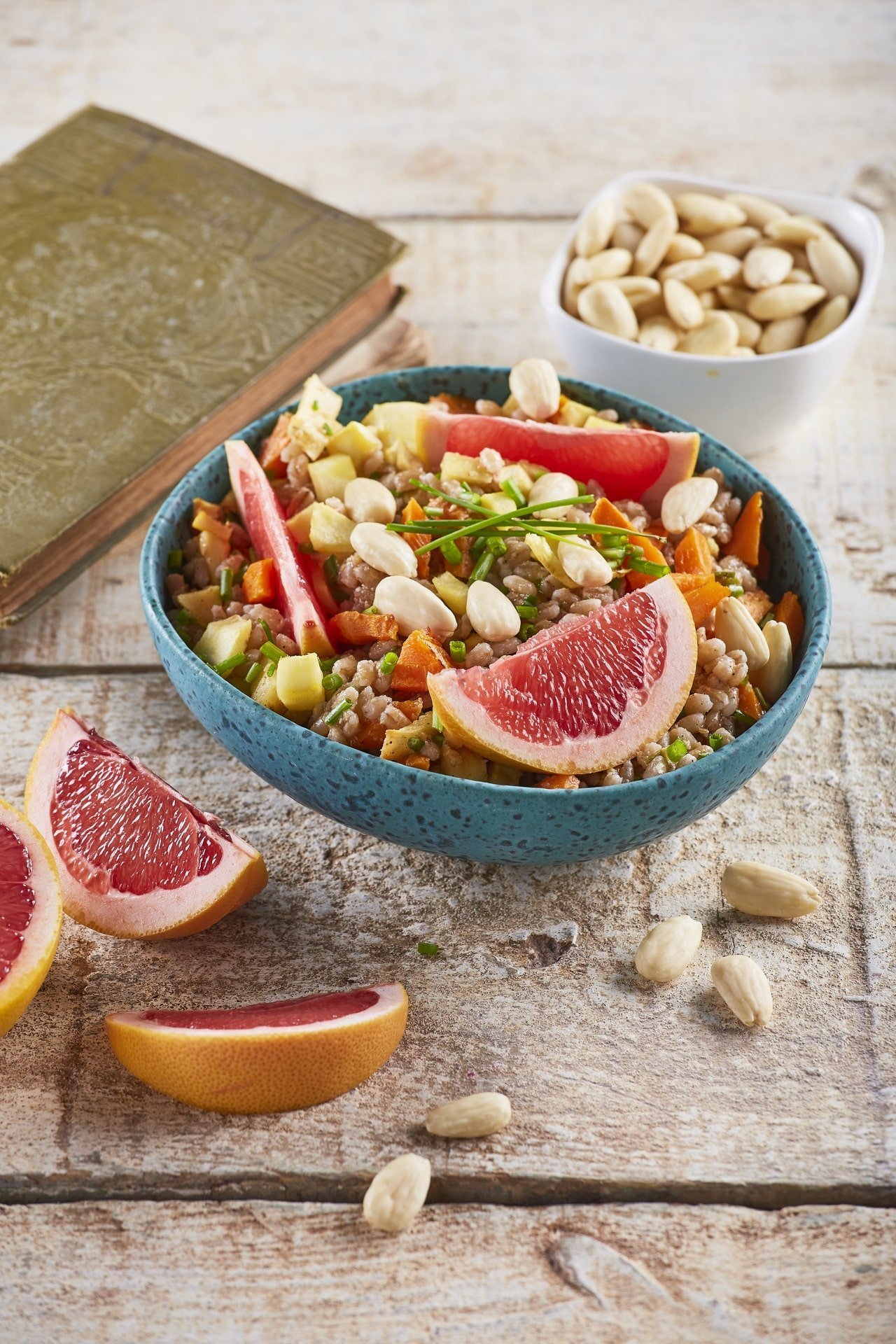 Salada de cevada com toranja e vegetais