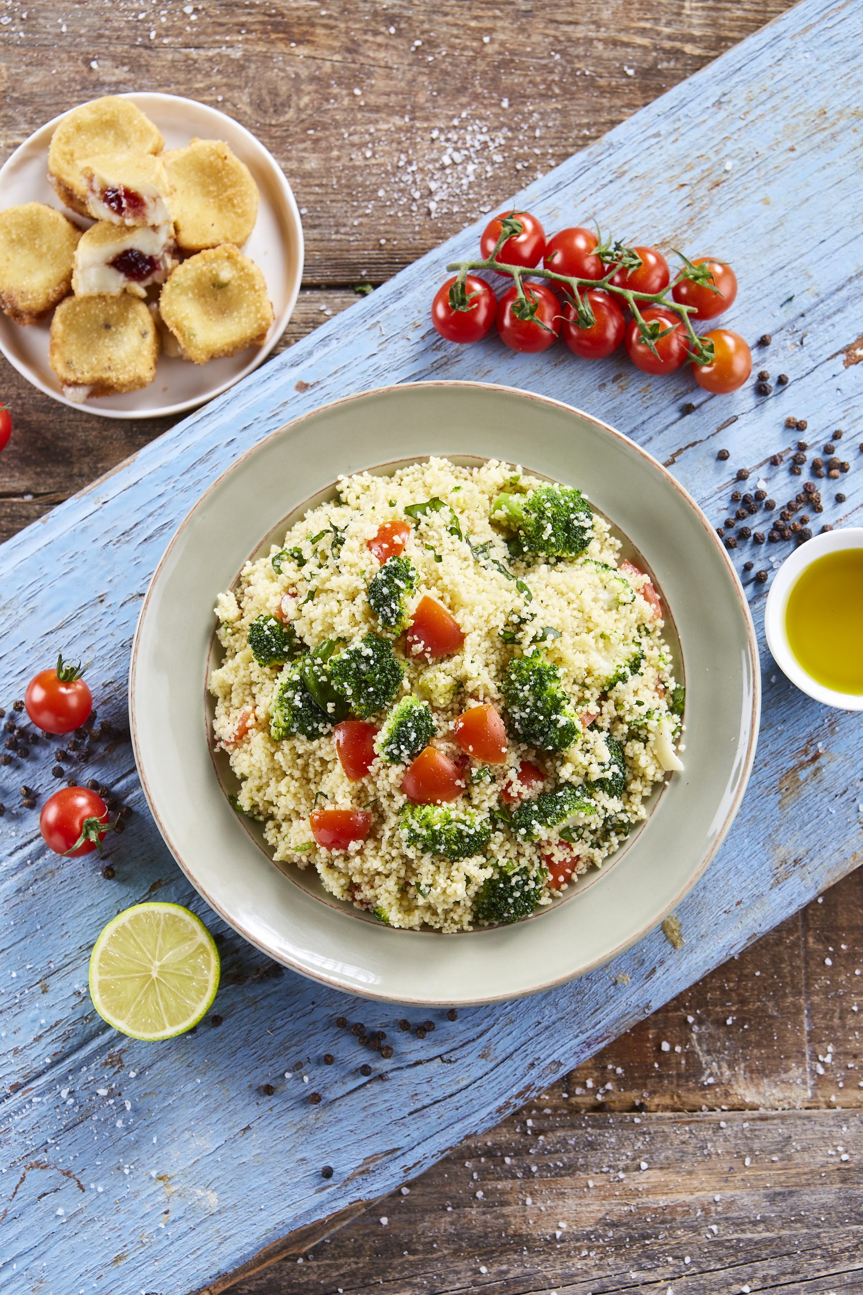 Salada de cuscuz com panadinhos de queijo
