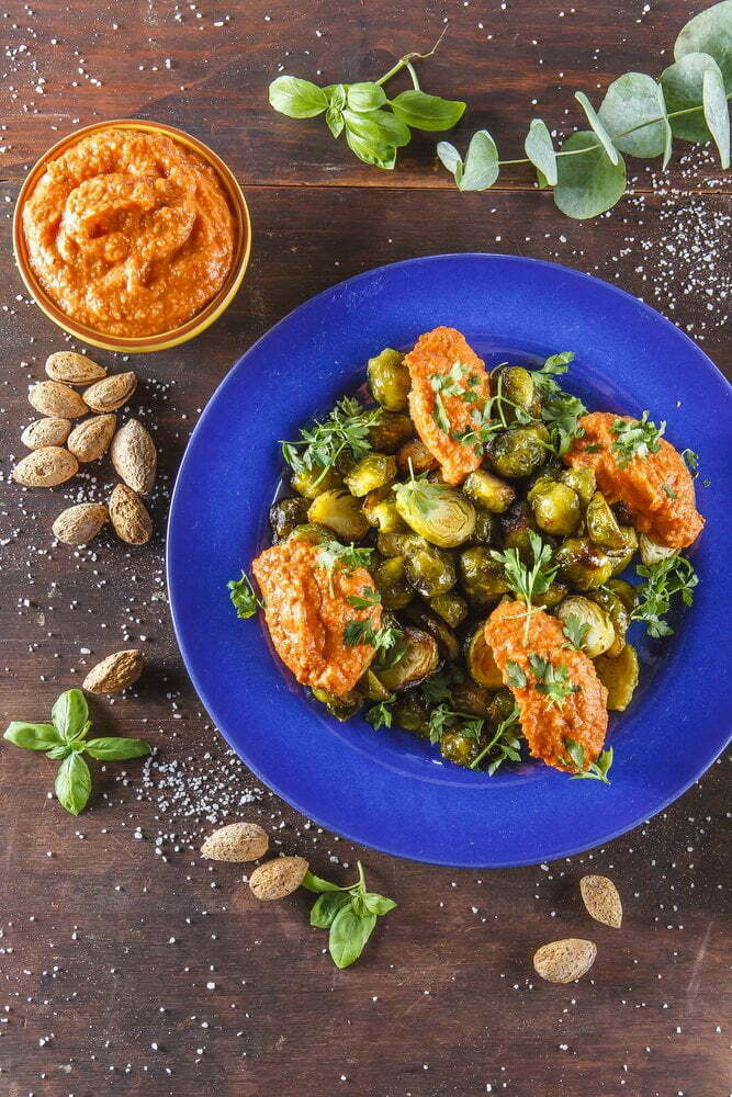 Salada de couve-de-bruxelas com molho romesco