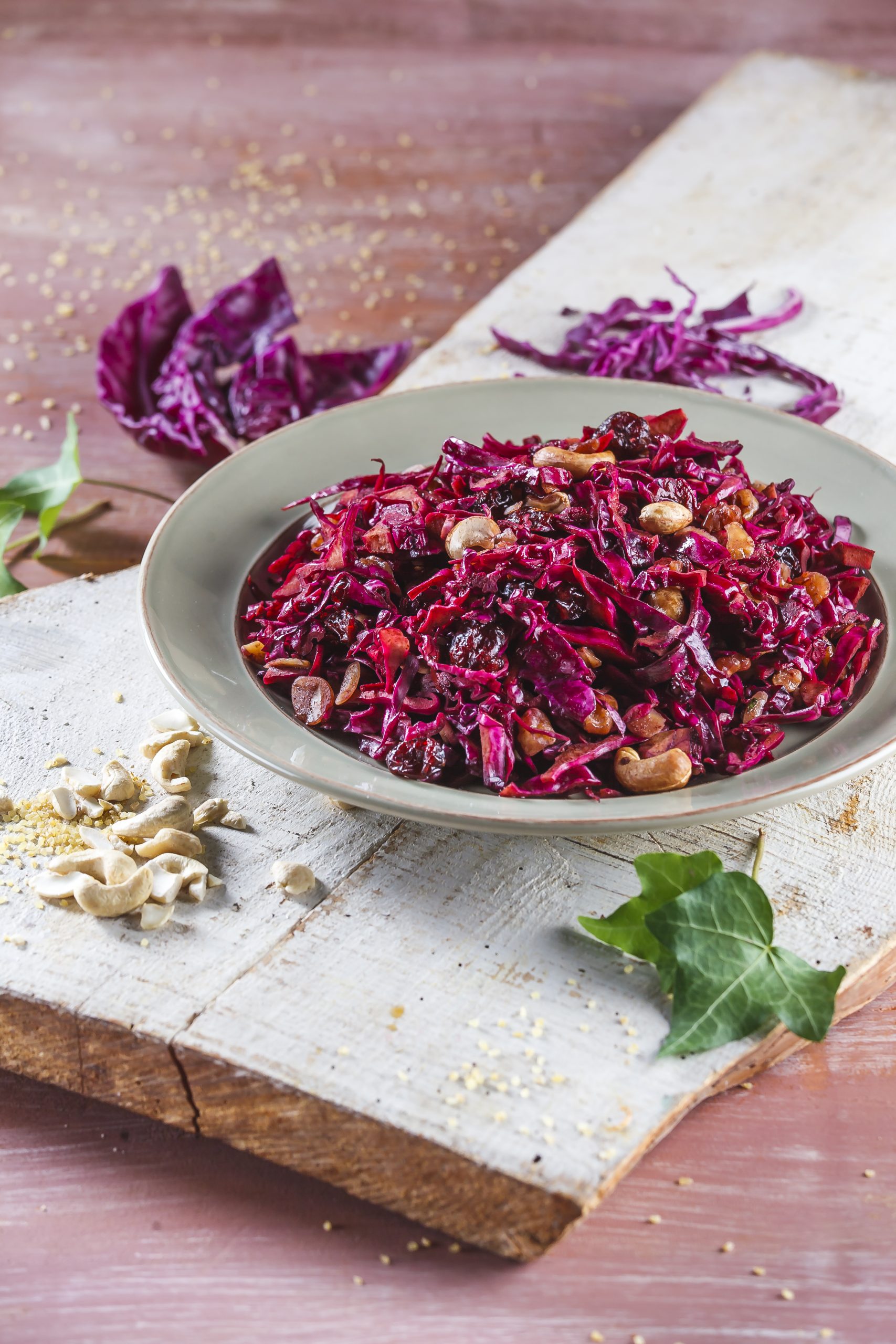 Salada de couve-roxa com frutos secos