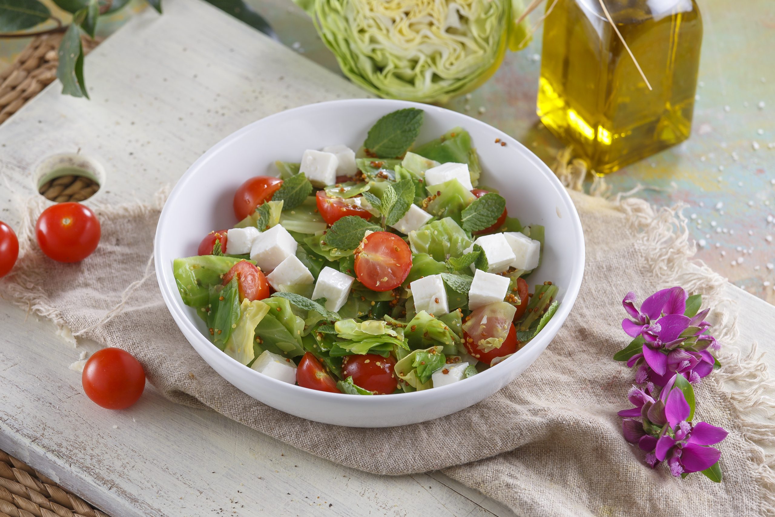 Salada de couve tomate e queijo fresco