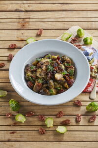 Salada de couves-de-bruxelas com noz pecan