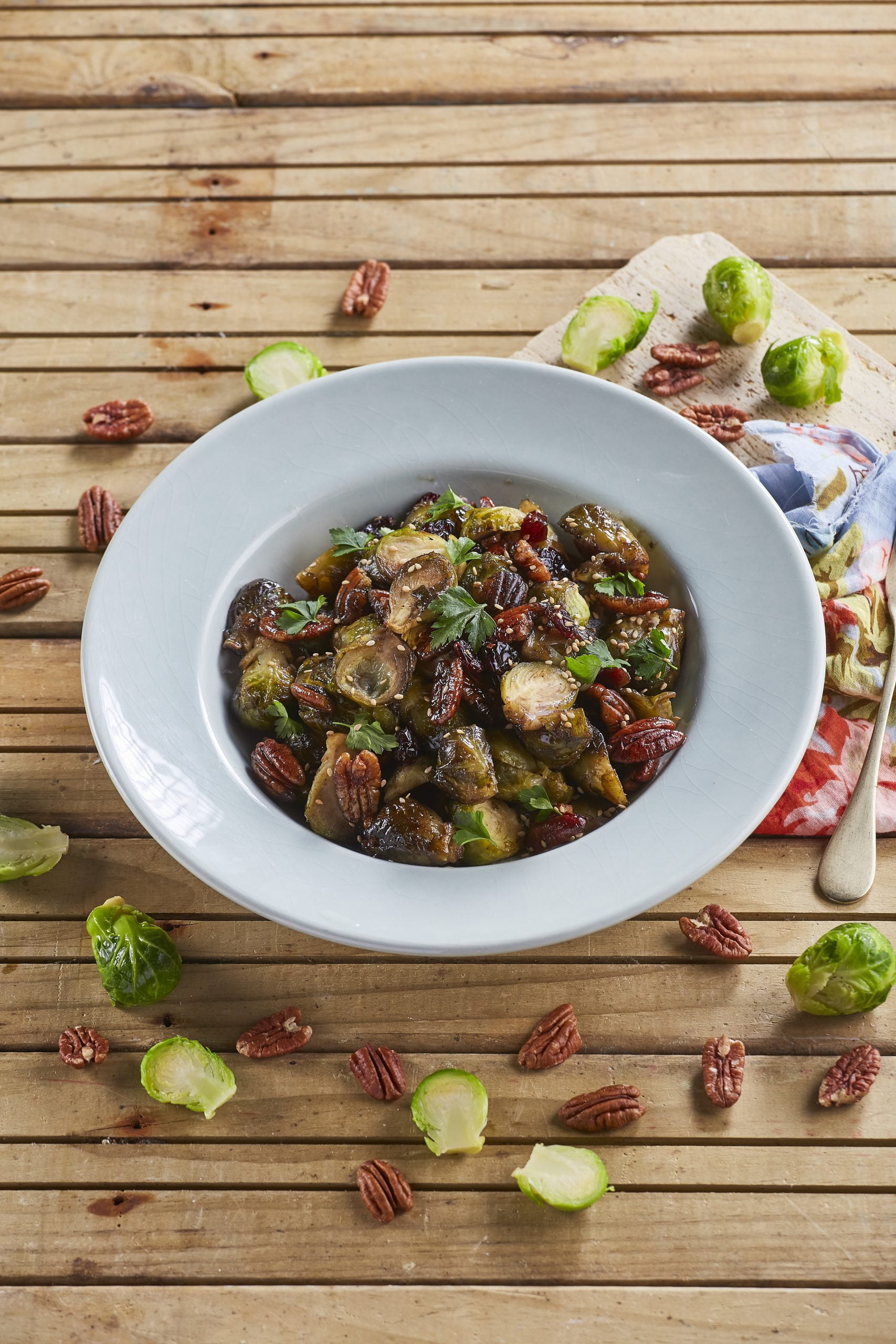 Salada de couves-de-bruxelas com noz pecan