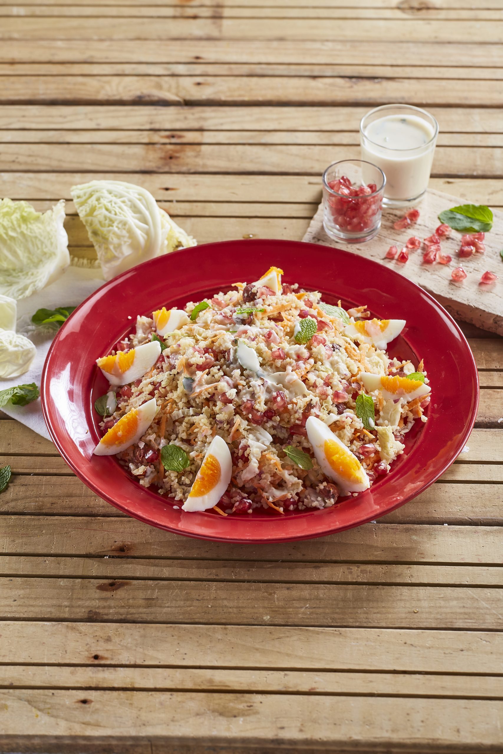 Salada de couve e bulgur com molho de iogurte