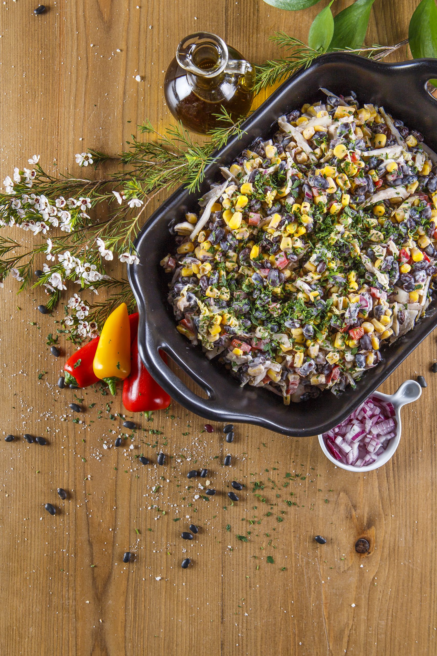 Salada de feijão-preto com pimentos