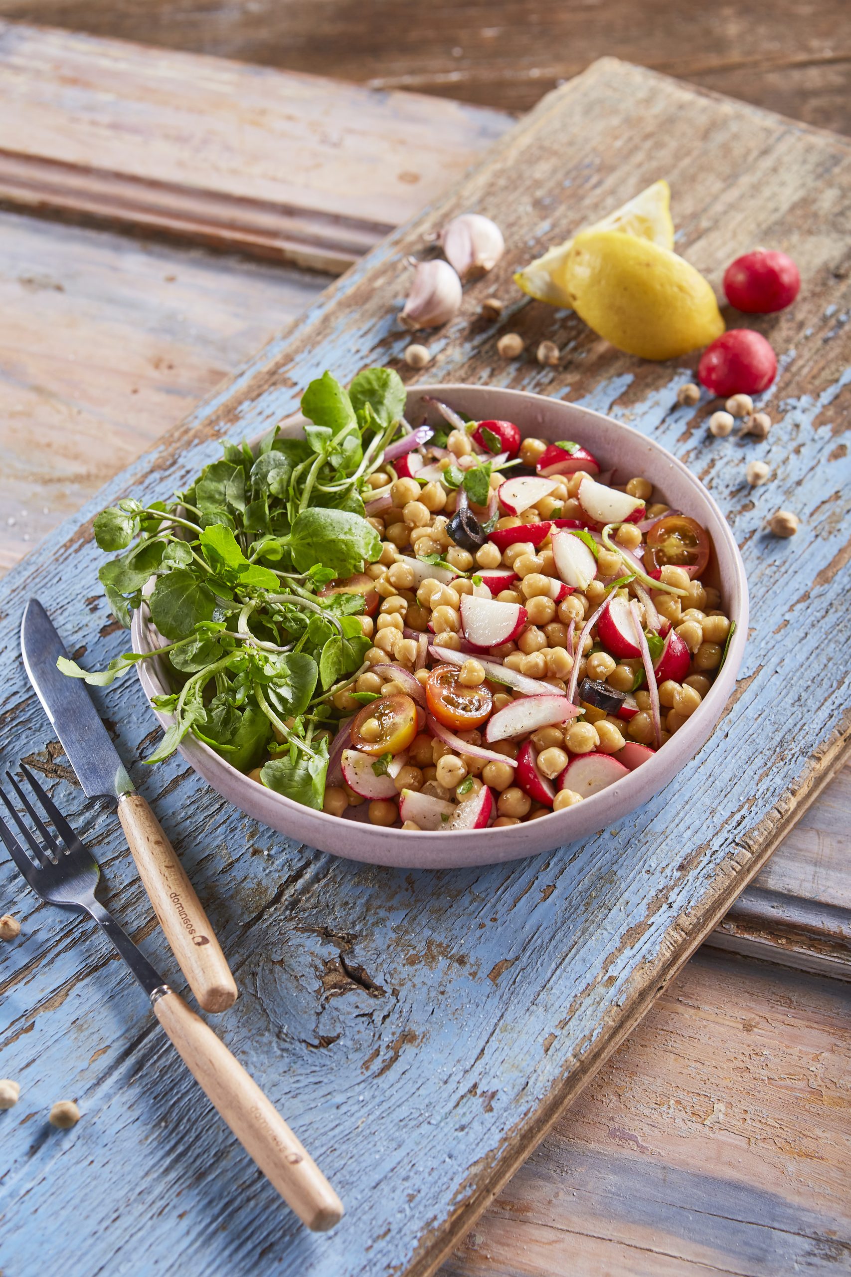 Salada de grão com rabanetes e agrião