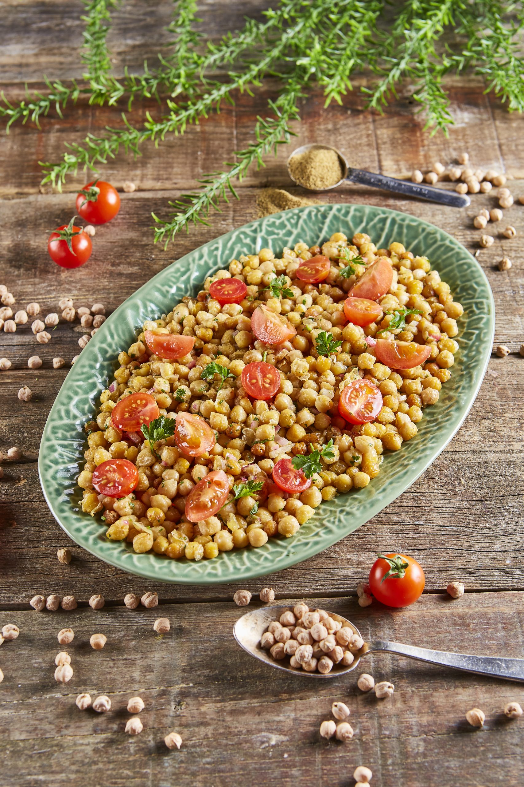 Salada de grão e tomate com molho vinagrete
