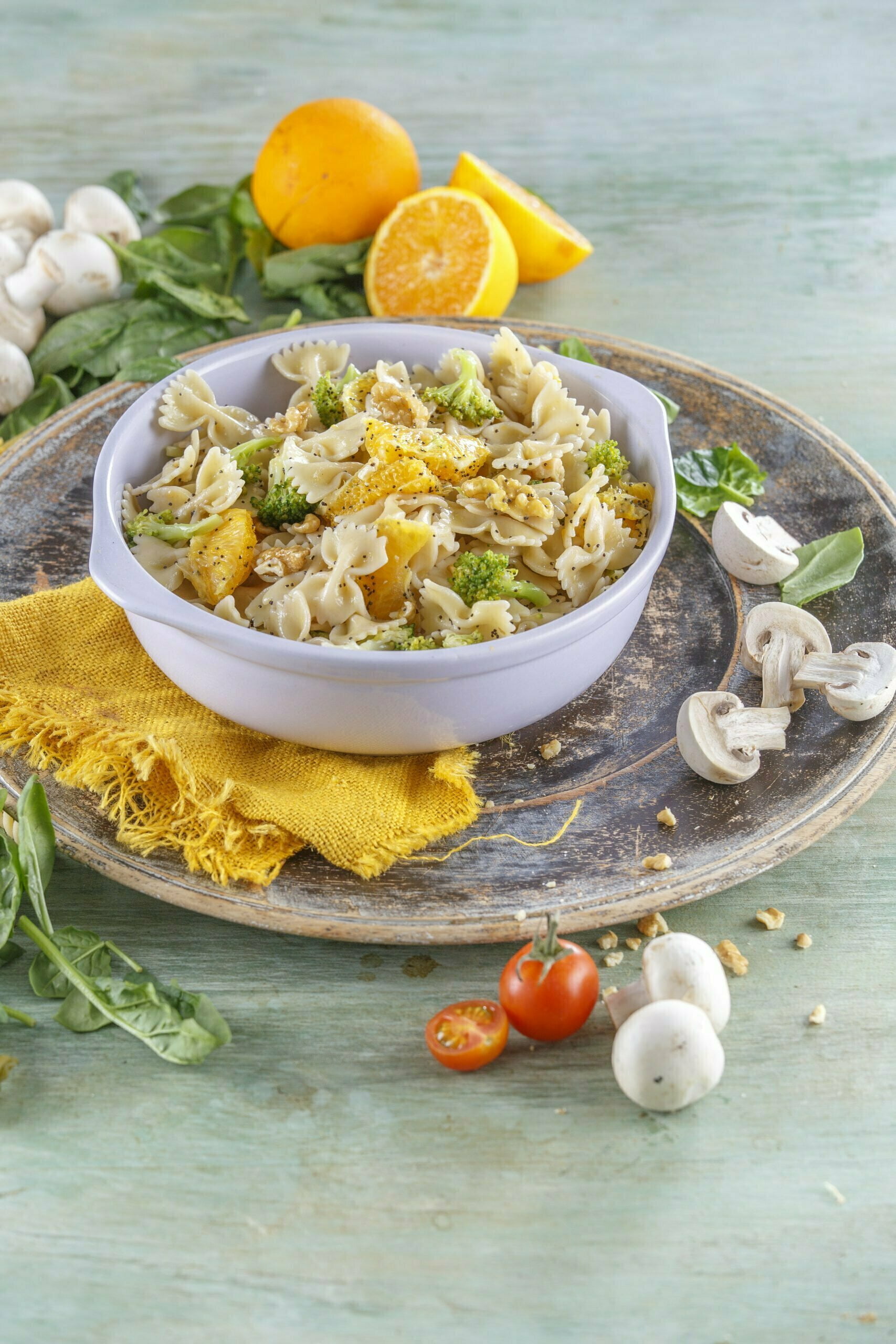 Salada de lacinhos com brócolos e laranja