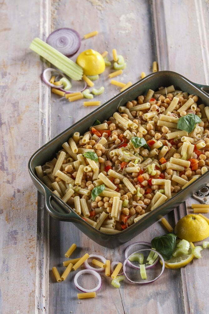 Salada de macarrão com grão e manjericão