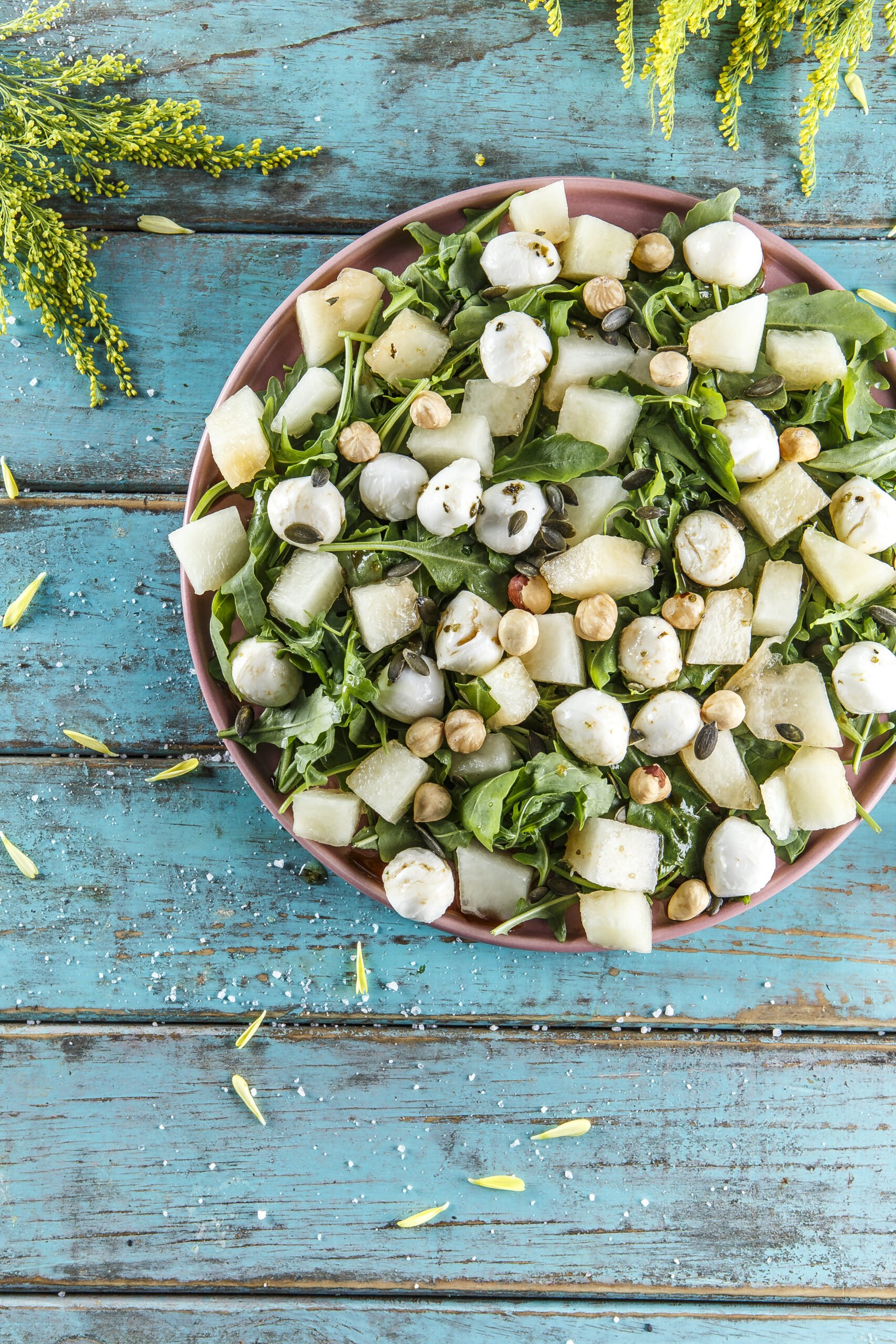 Salada de melão com rúcula e mini mozarelas
