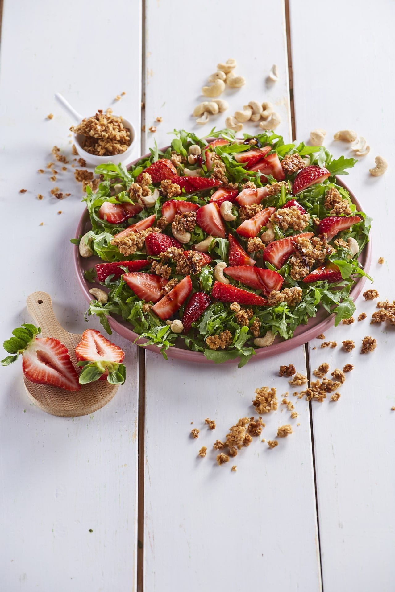 Salada de morangos e aveia crocante
