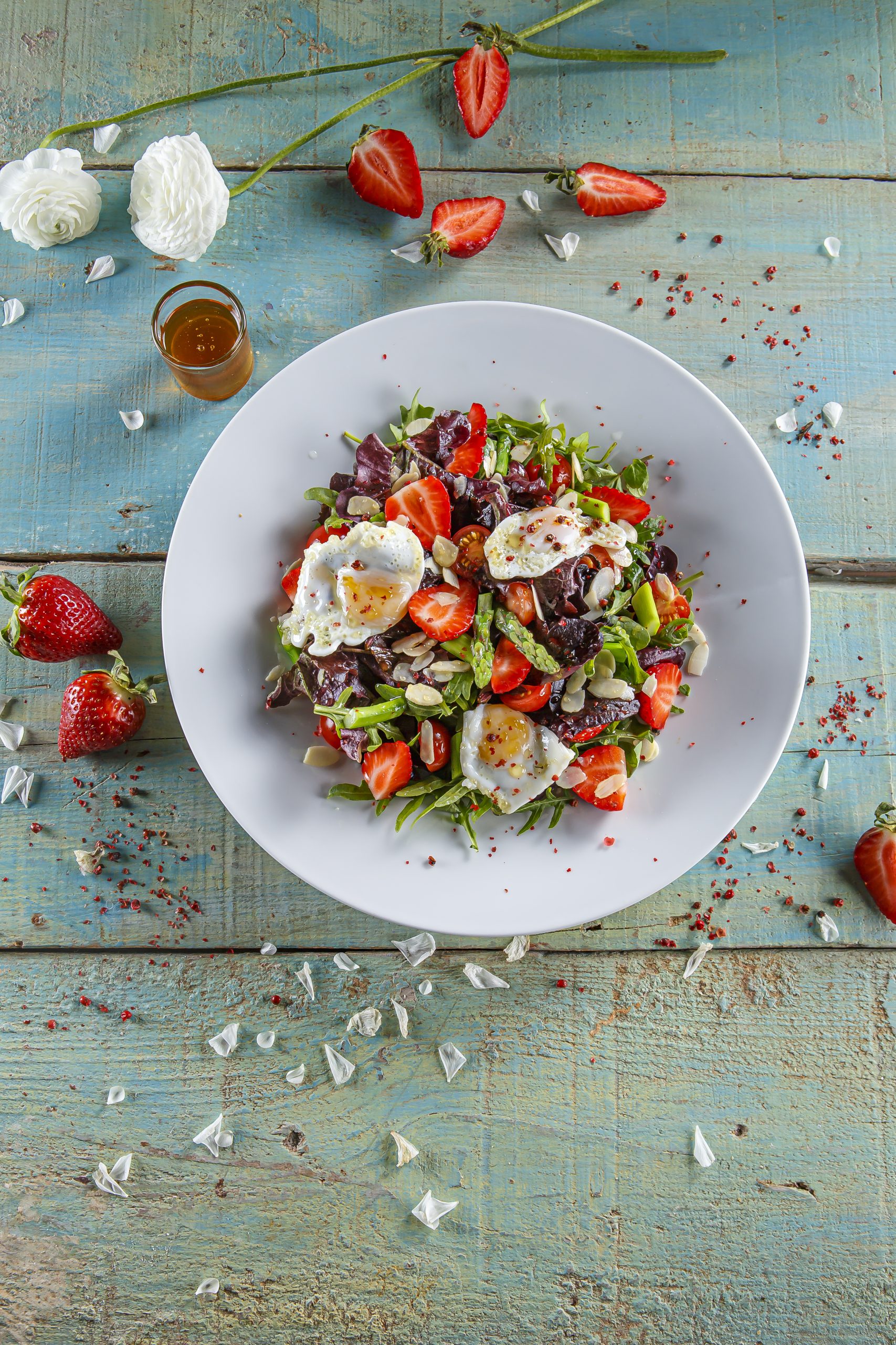 Salada de morangos com pimenta rosa e mel