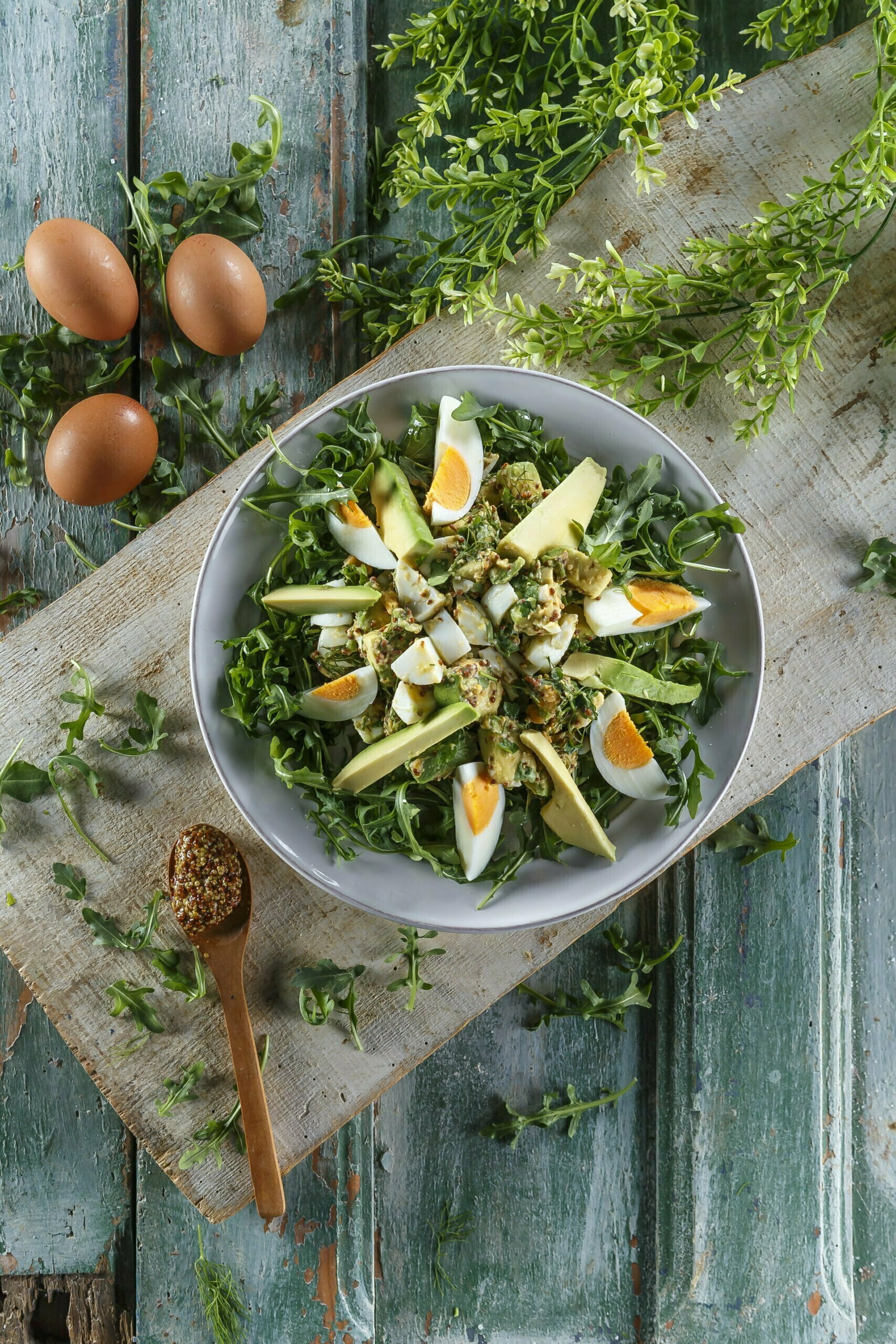 Salada de abacate com ovo e mostarda