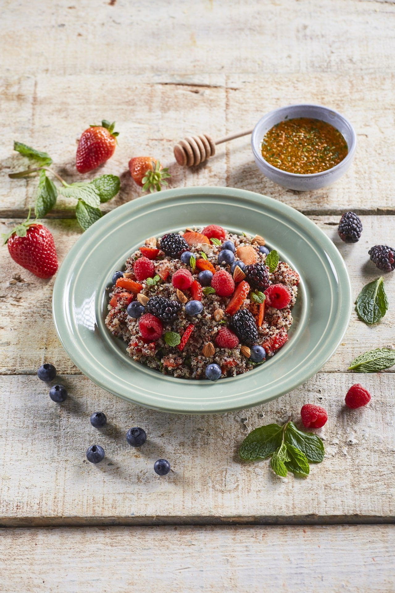 Salada de quinoa com frutos vermelhos
