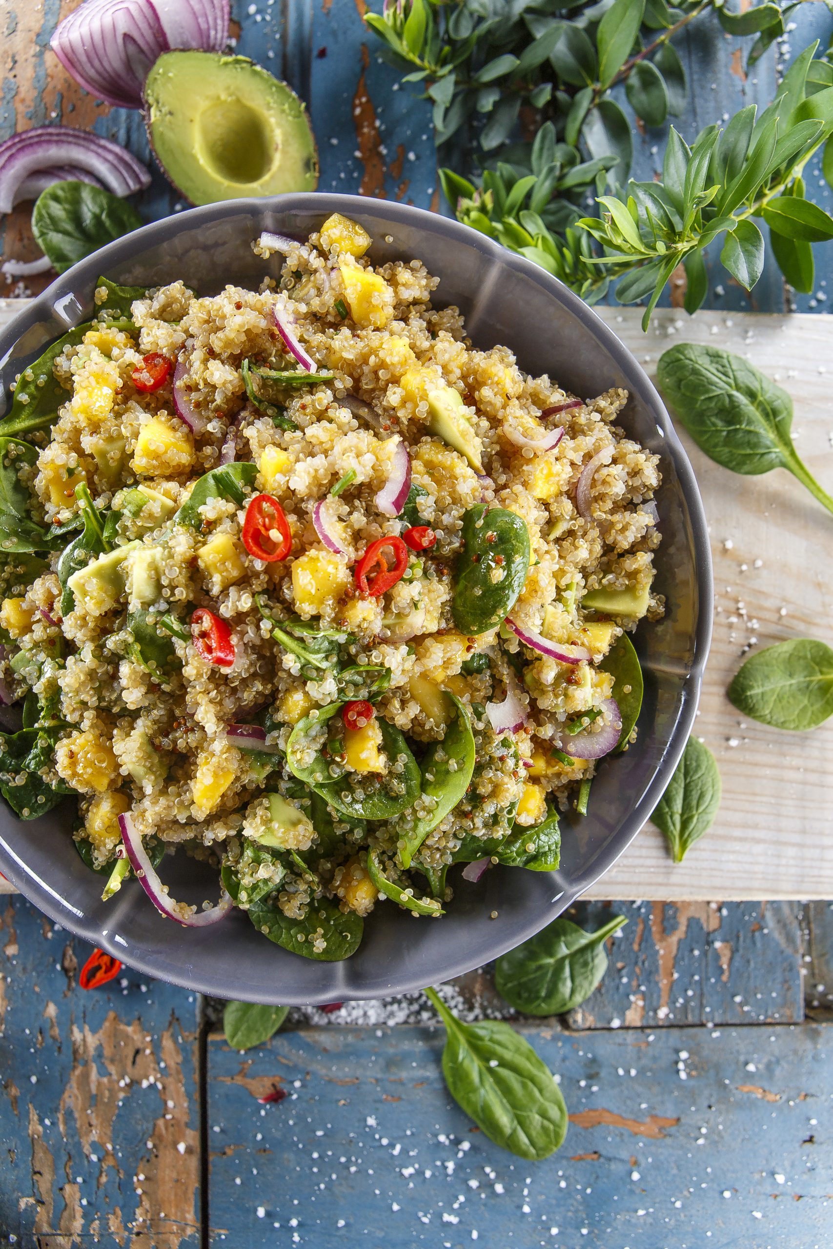 Salada de quinoa e manga com molho vinagrete