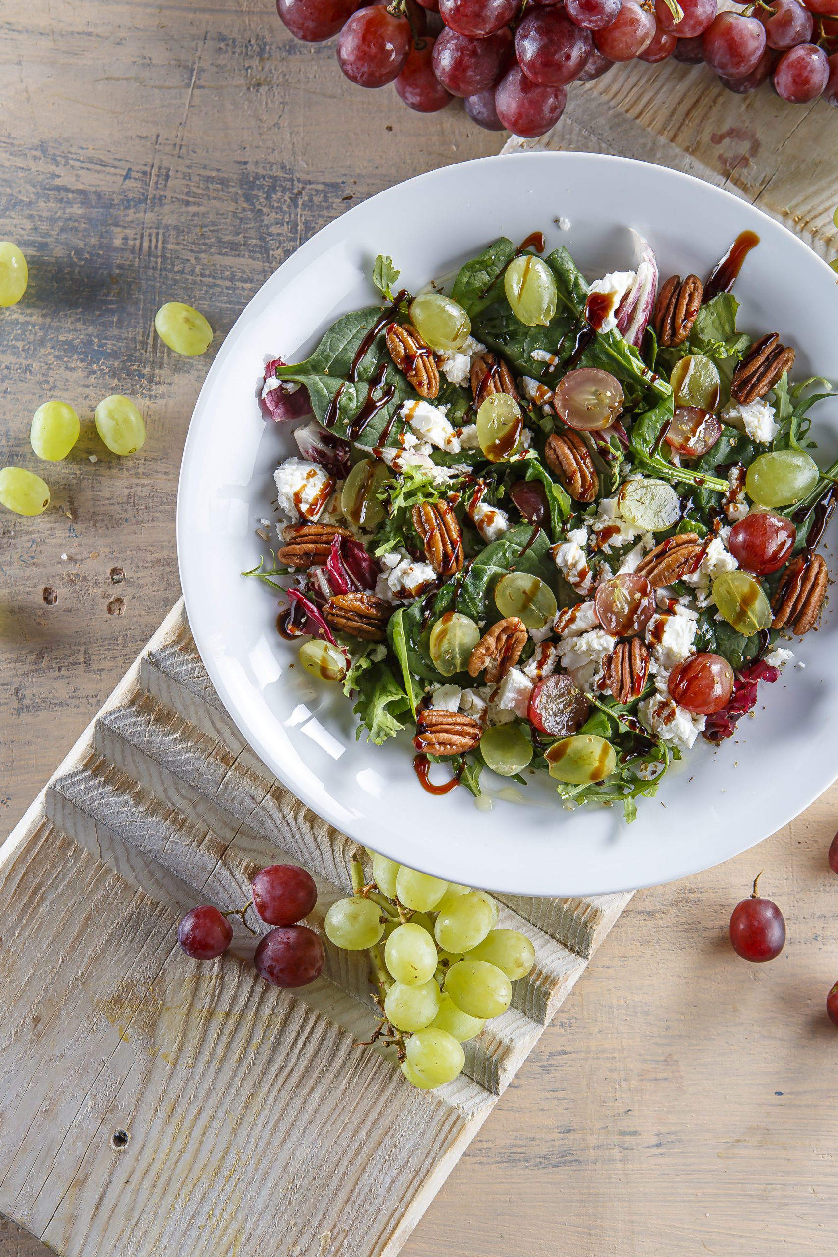 Salada de uvas com rúcula e noz pecan