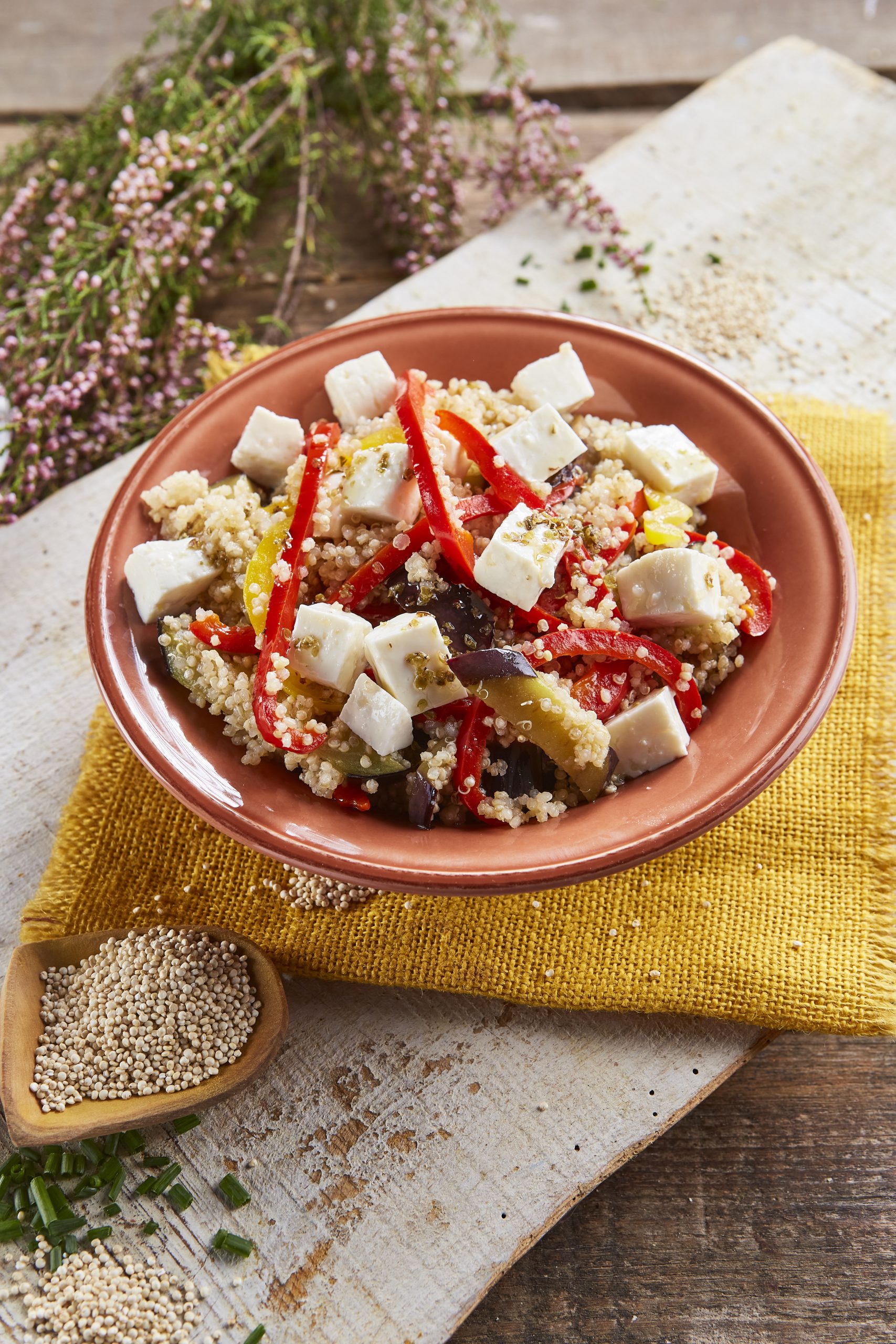 Salada de quinoa com legumes e queijo fresco
