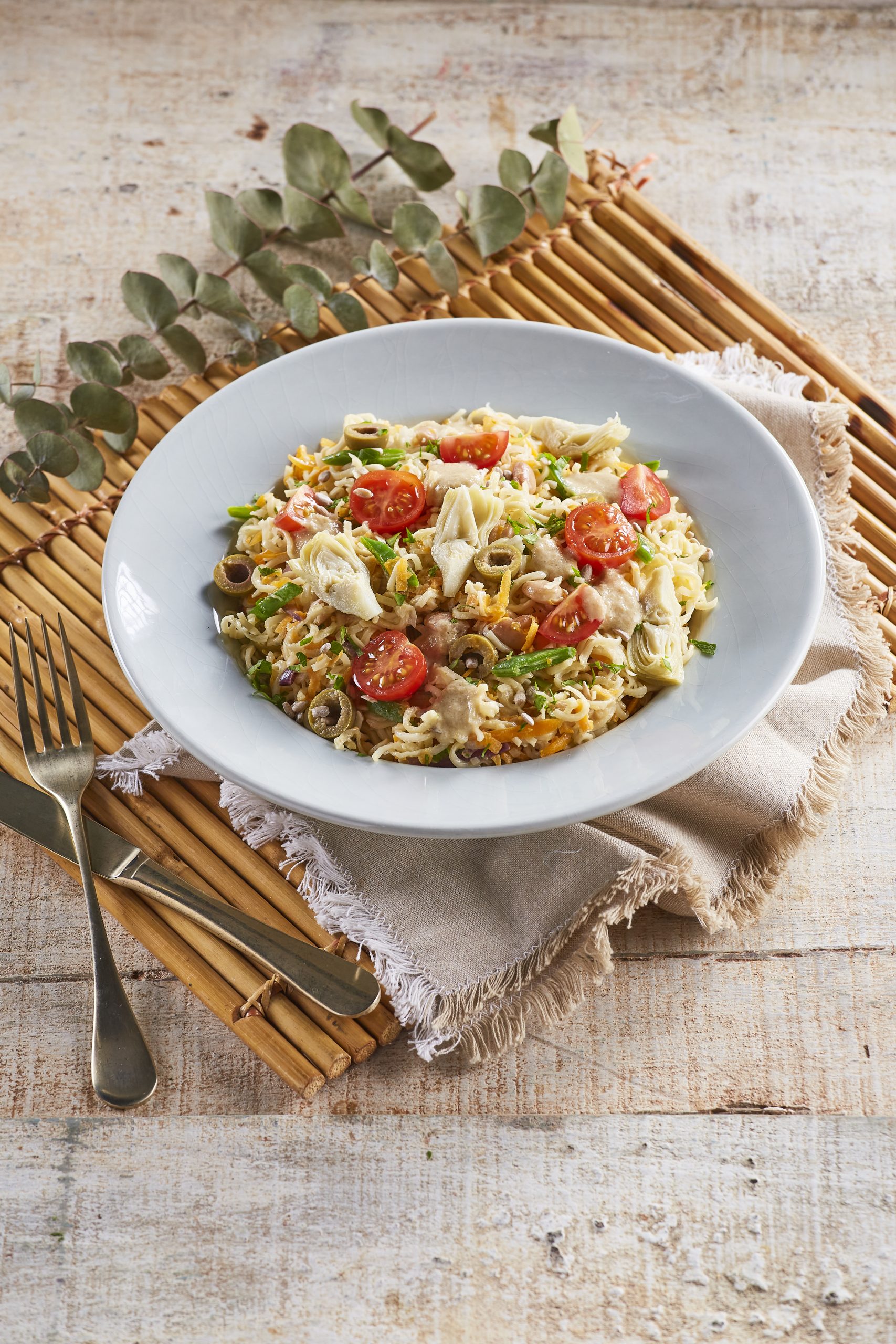 Salada vegan com massa chinesa