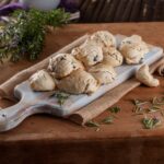 Scones de azeitonas e queijo