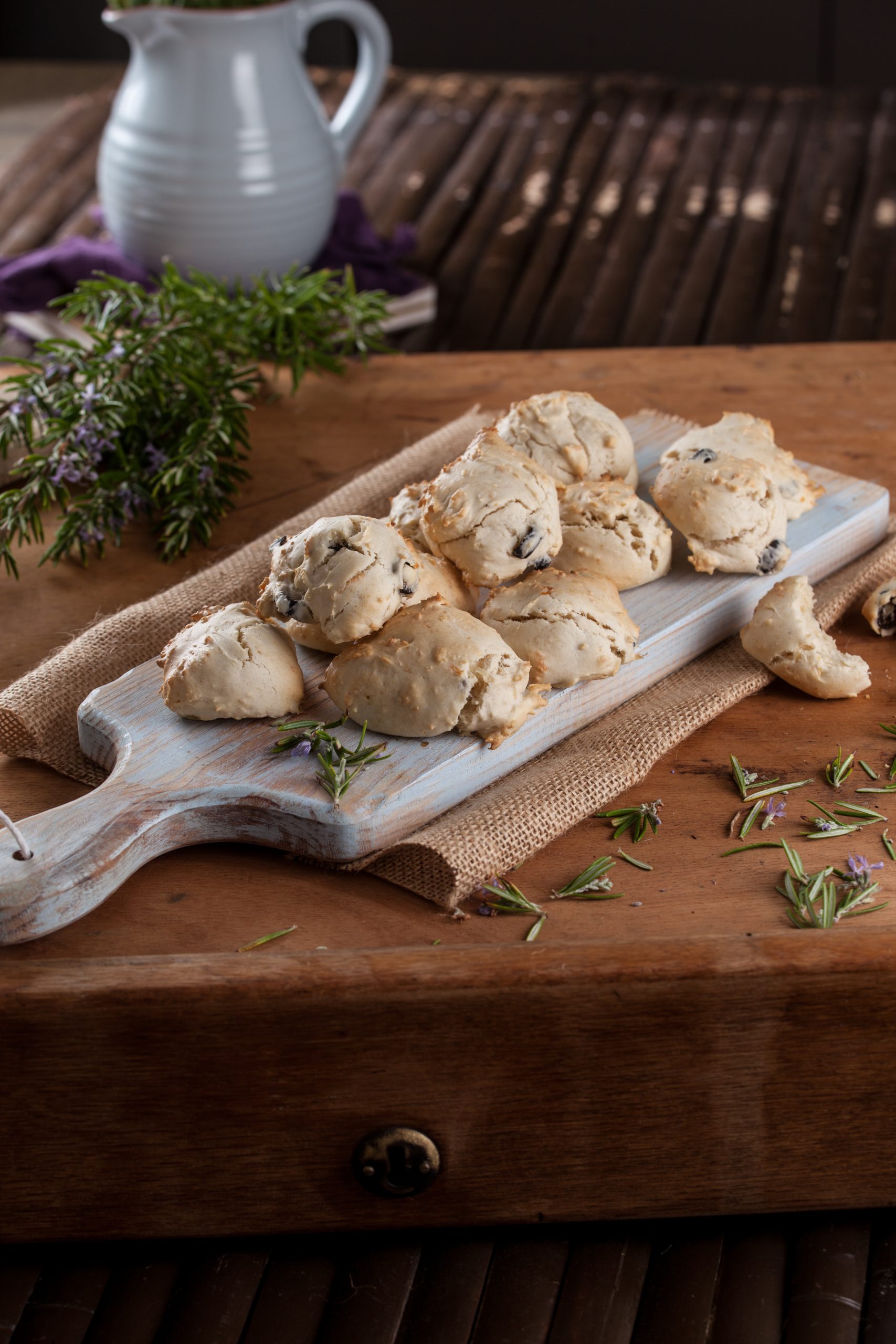 Scones de azeitonas e queijo