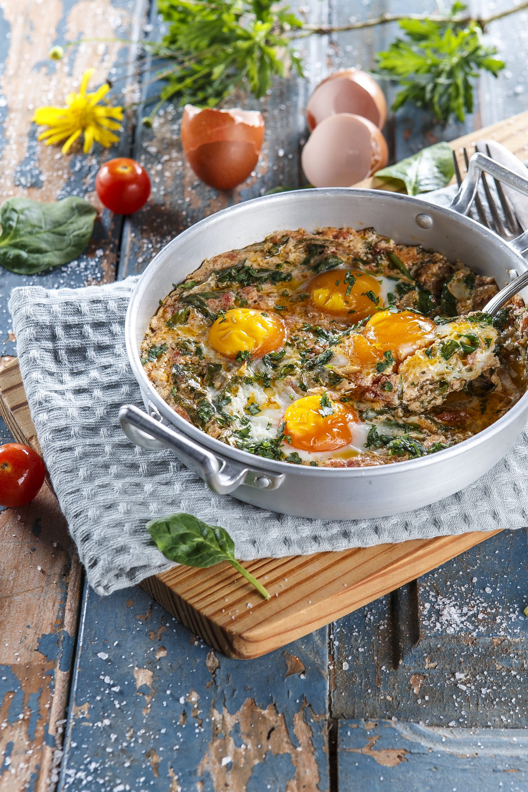 Shakshuka verde (estufado de ovos e espinafres)