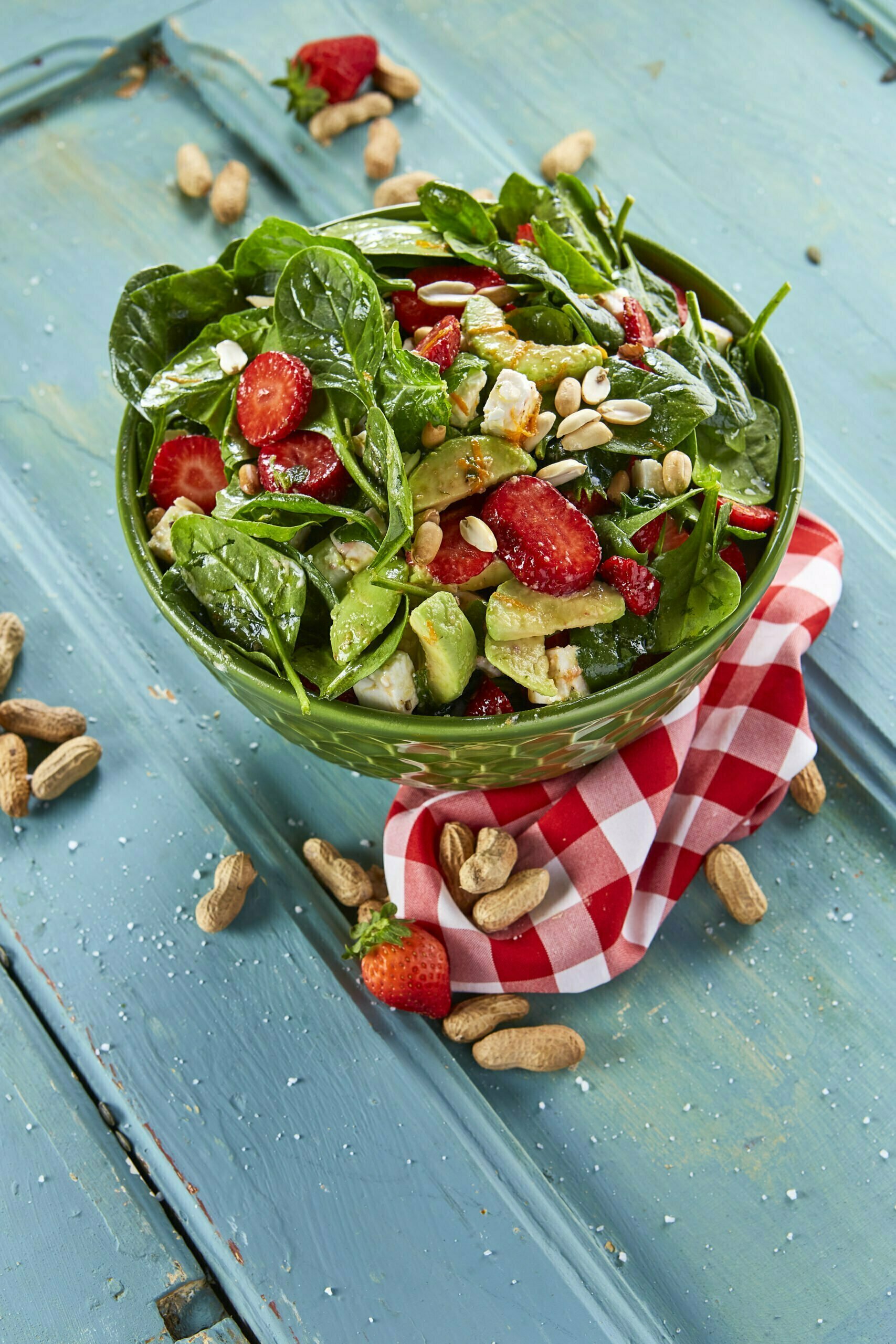 Salada de verão com morangos e espinafres