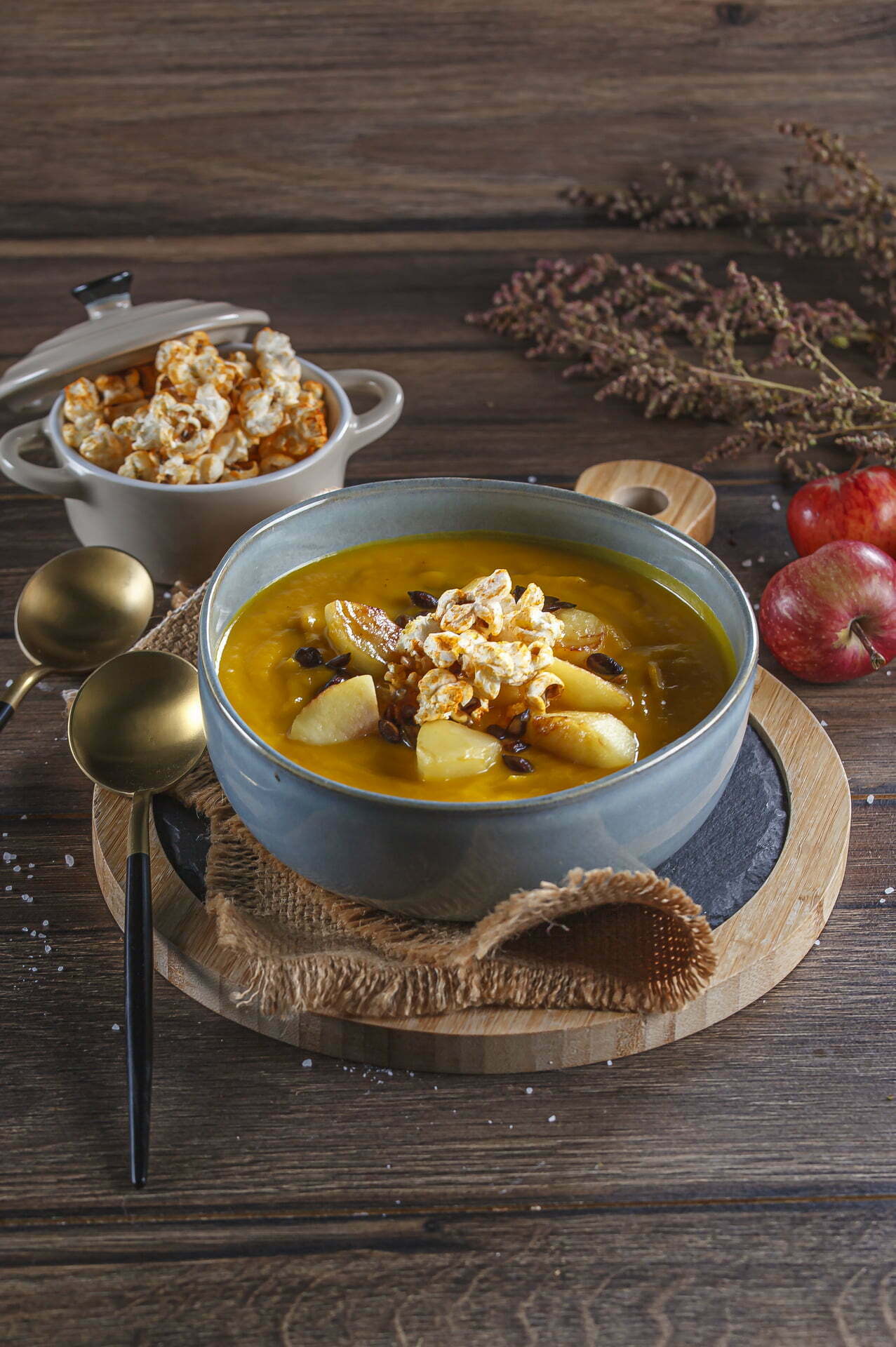 Sopa de abóbora com pipocas