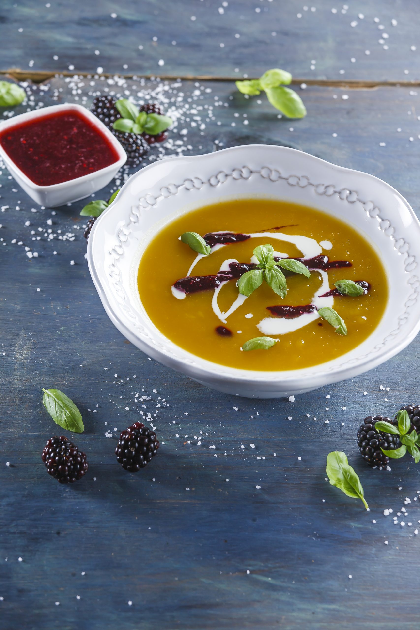 Sopa de batata-doce com molho de amora