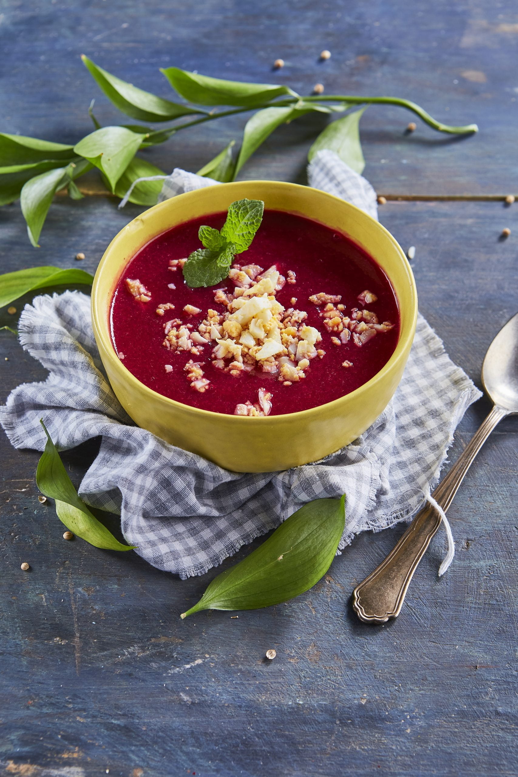 Sopa de cebola roxa e beterraba
