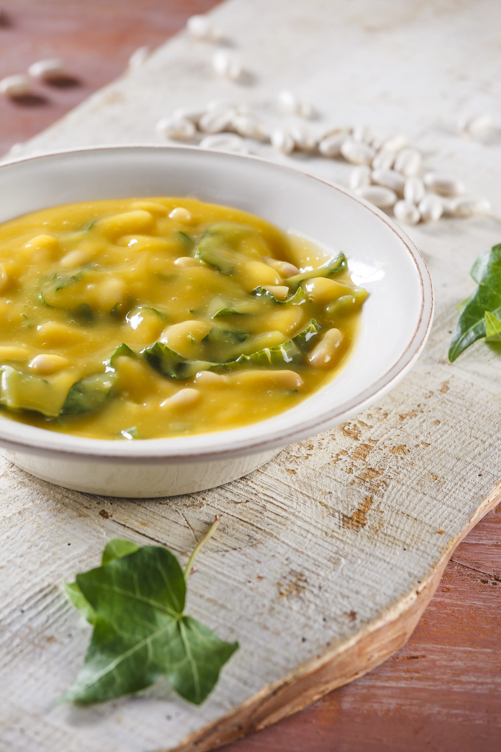 Sopa de feijão branco com couve