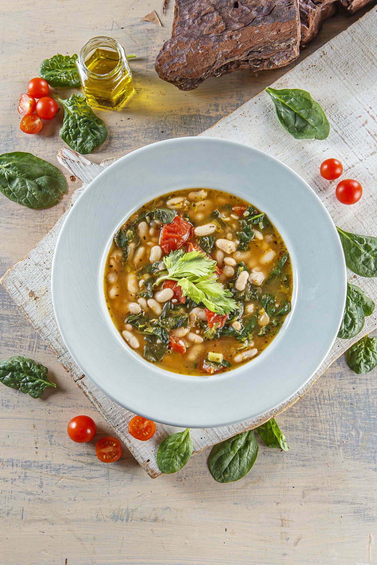 Sopa de feijão branco e espinafres
