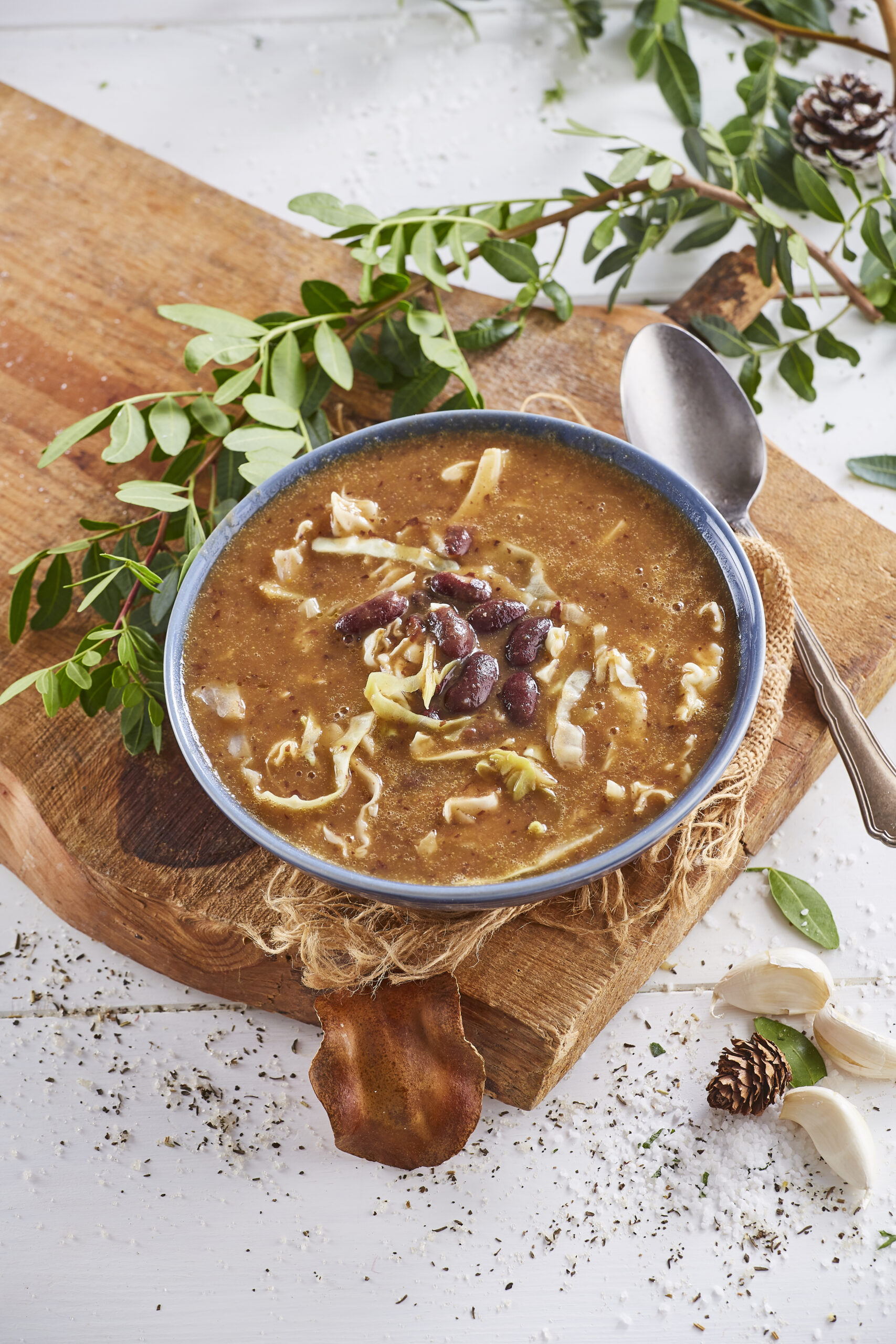 Sopa de feijão encarnado com batata e couve-lombarda