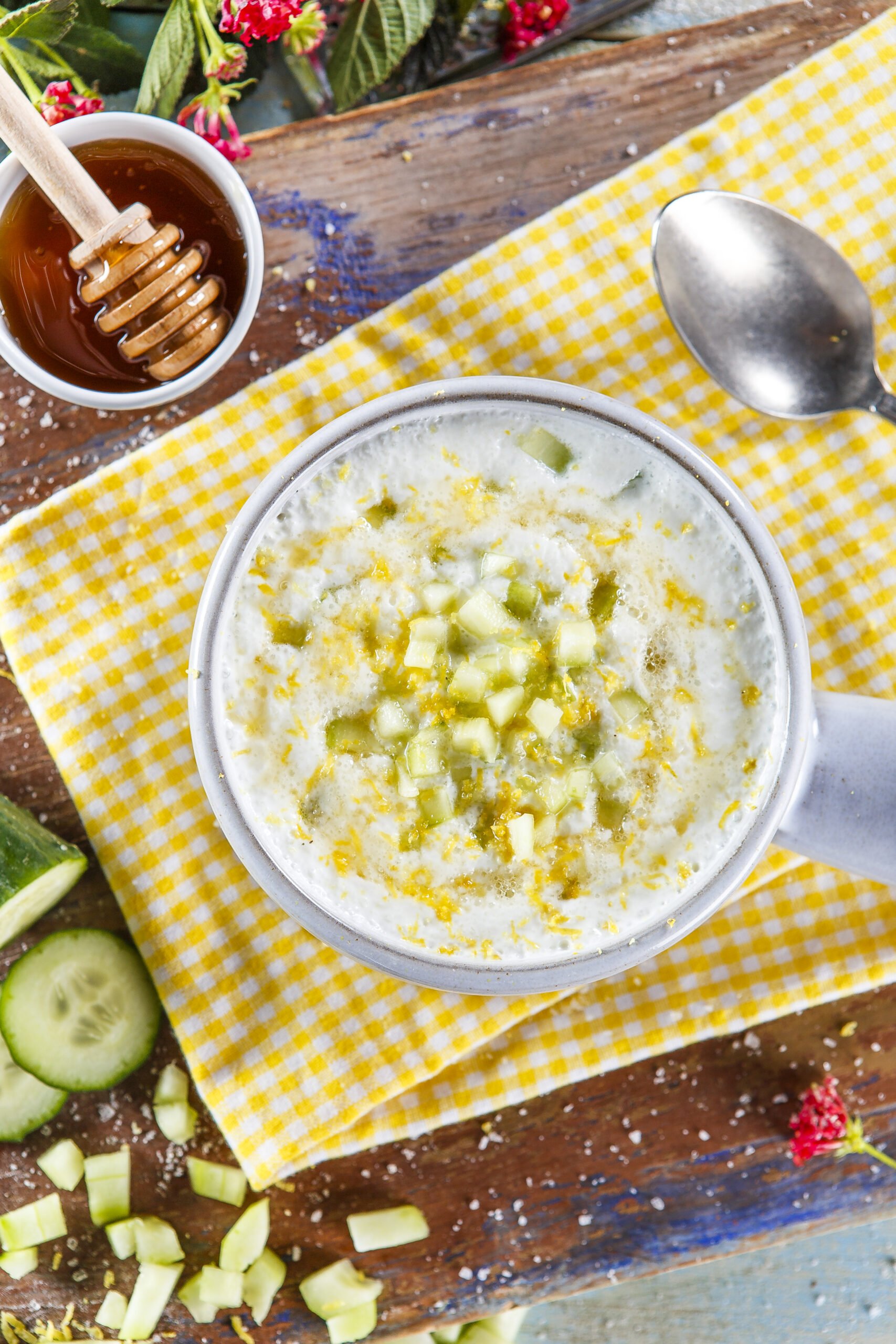 Sopa de iogurte com pepino e mel