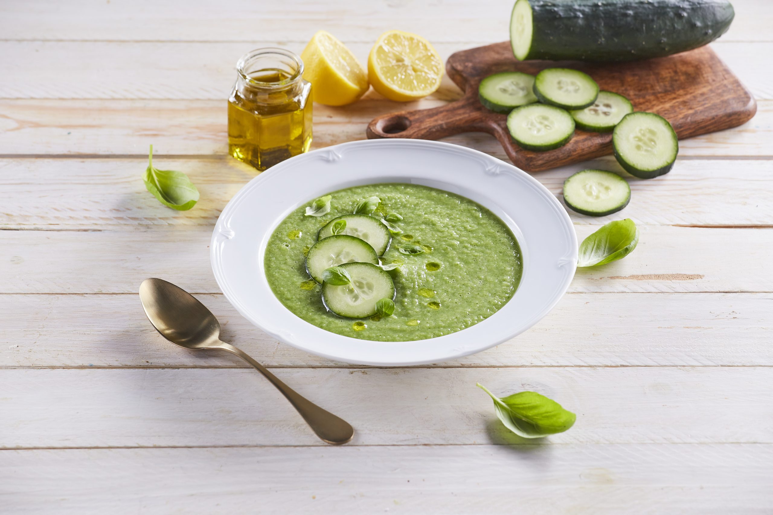 Sopa de pepino e manjericão