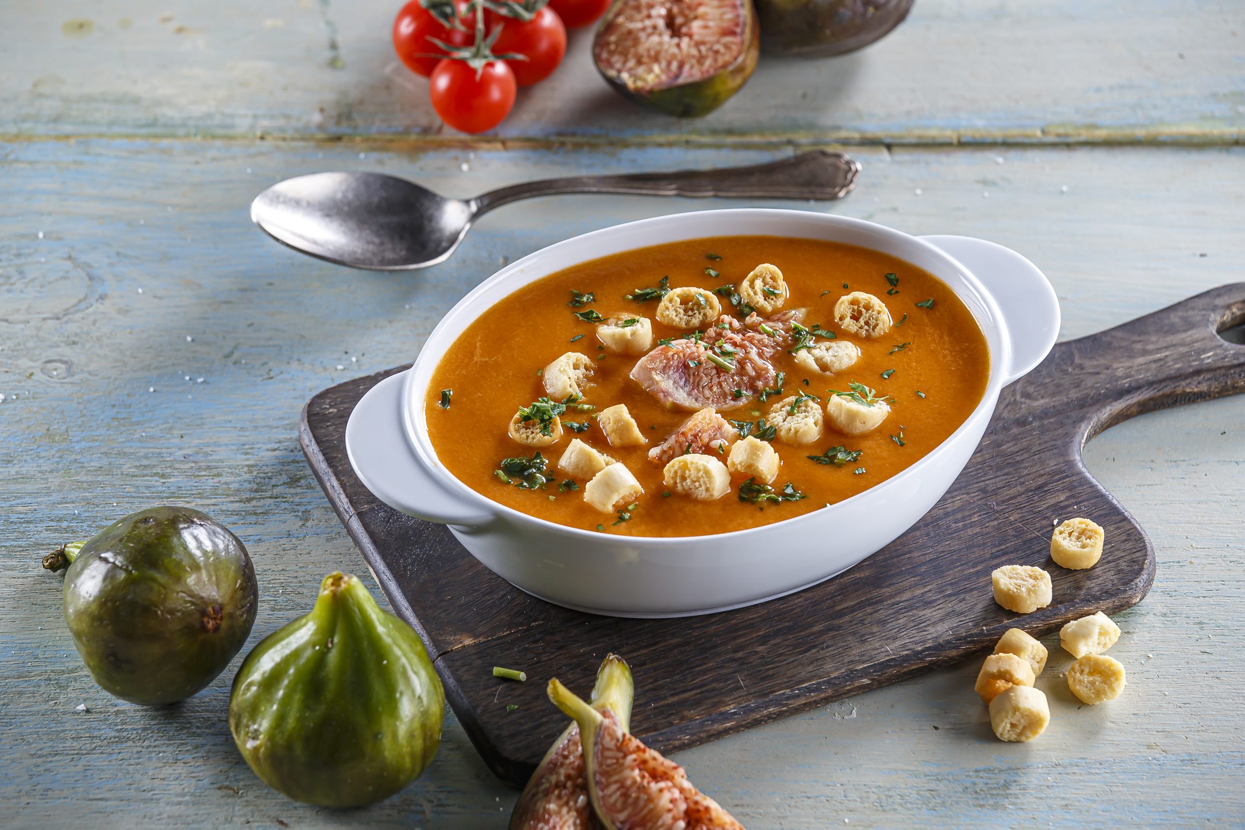 Sopa de tomate com figos frescos