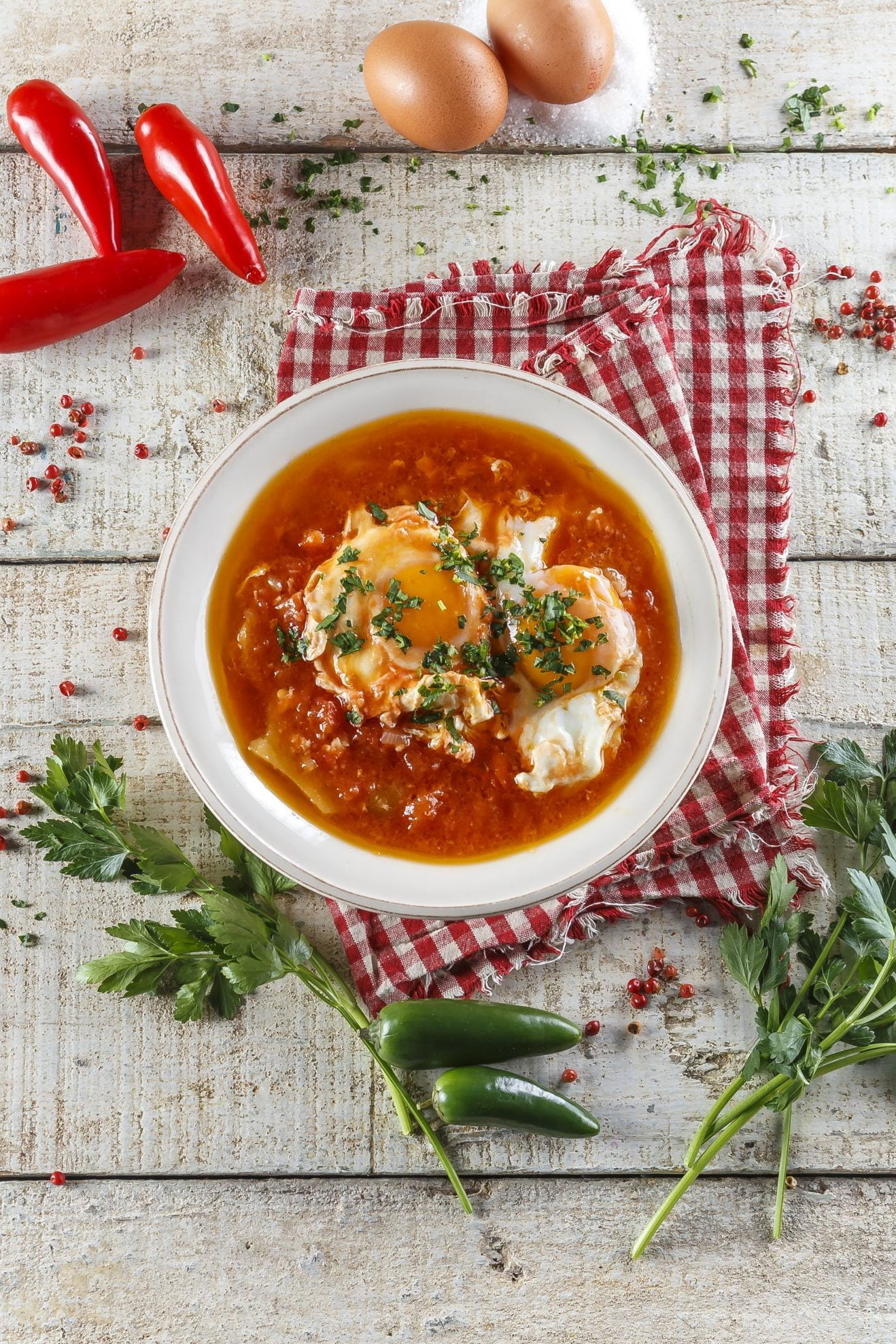 Sopa de tomate com ovo escalfado