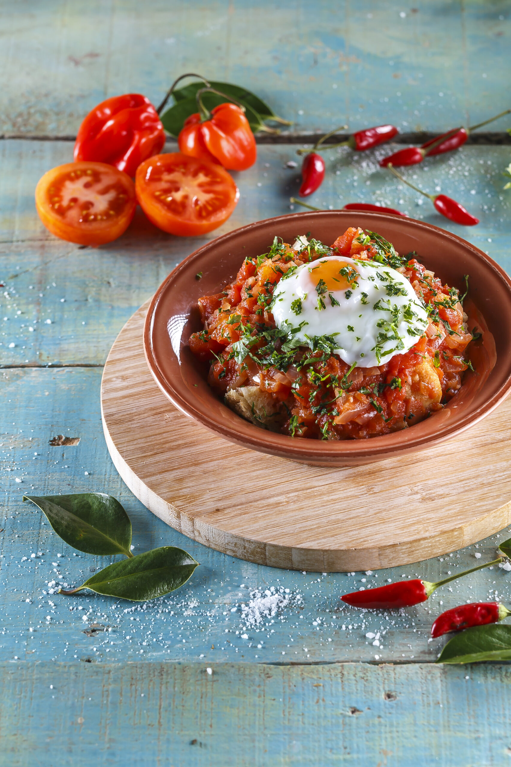 Sopa de tomate com ovos