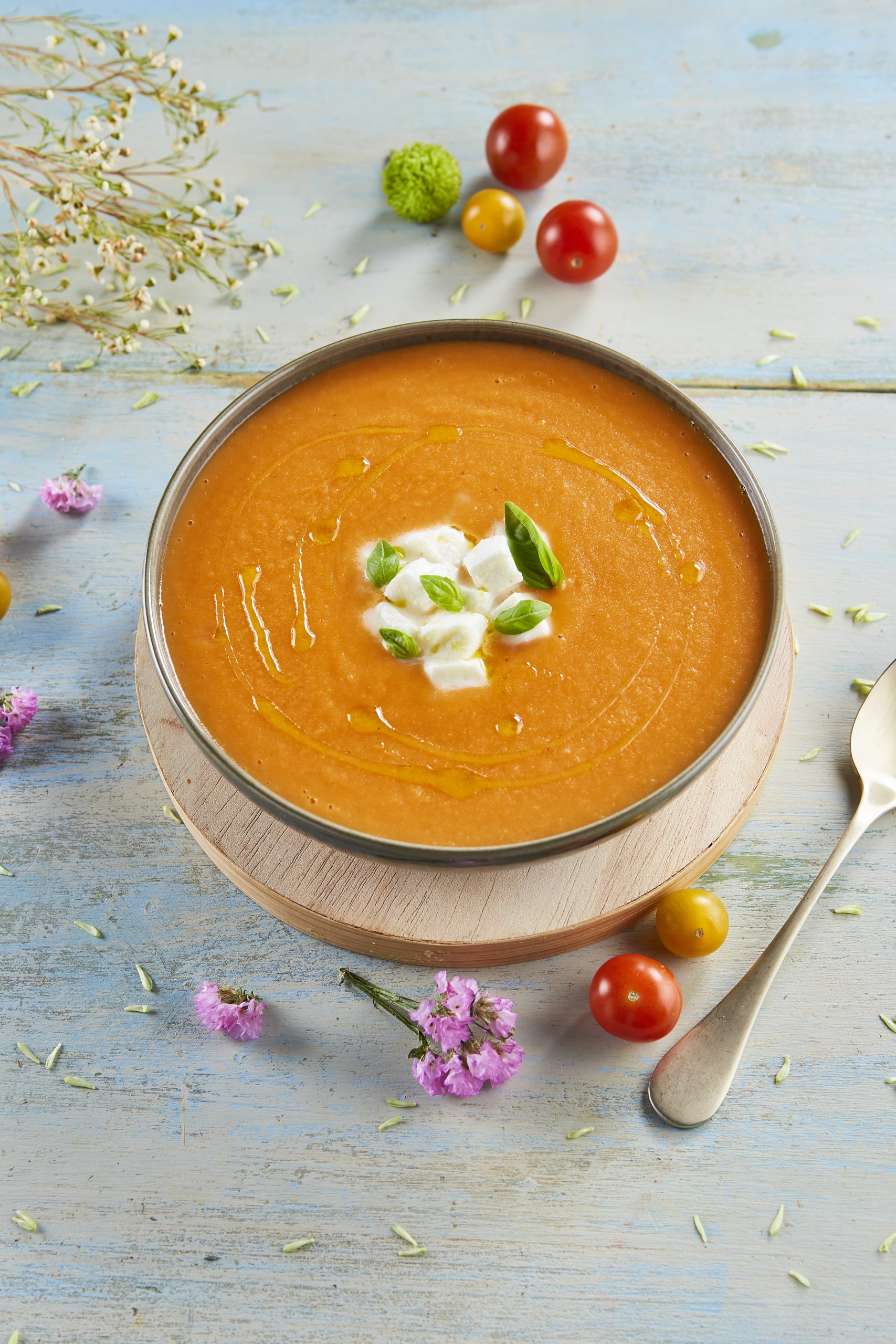 Sopa de tomate e mozarela