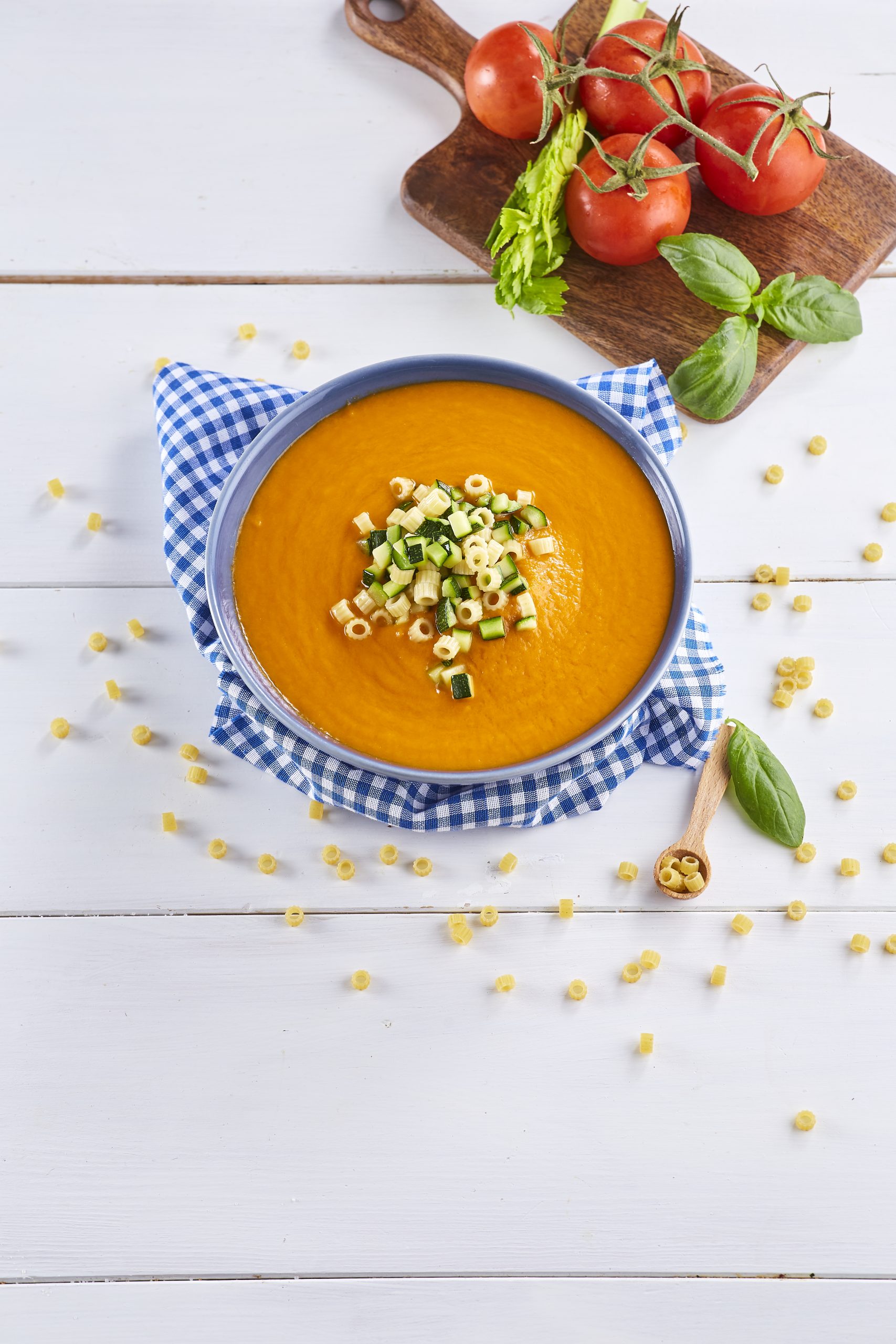 Sopa fria de tomate com argolinhas