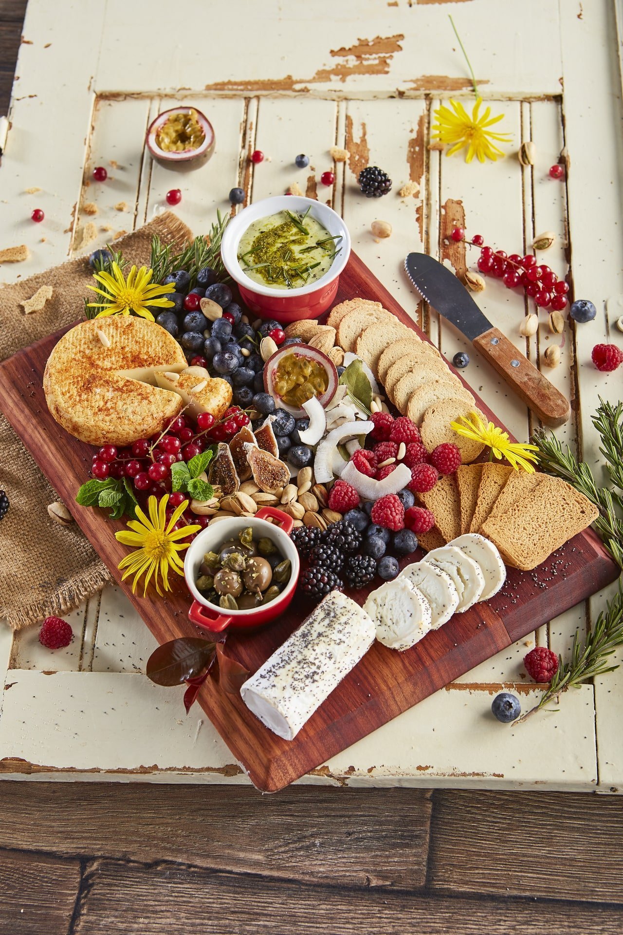 Tábua de petiscos com dip de pesto