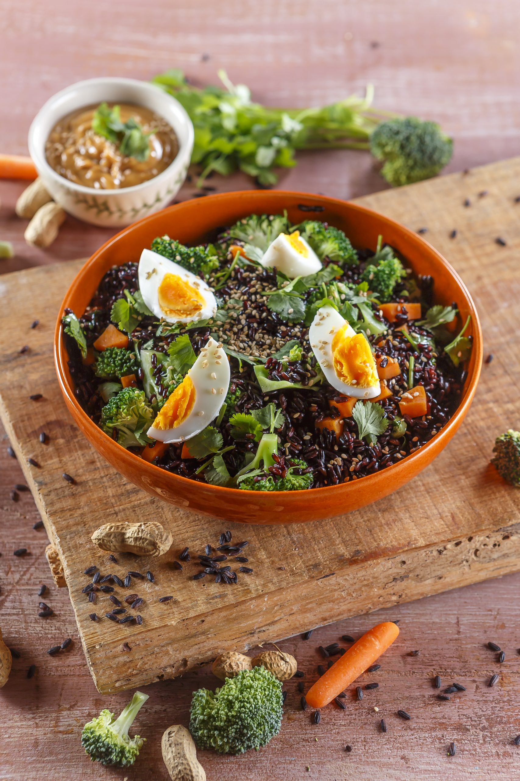 Taça de arroz negro com molho de amendoim