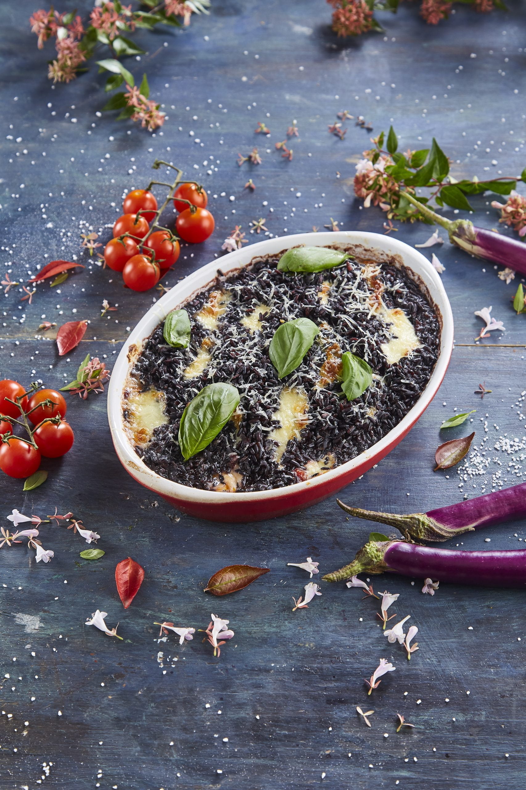 Tabuleiro de arroz negro e beringela