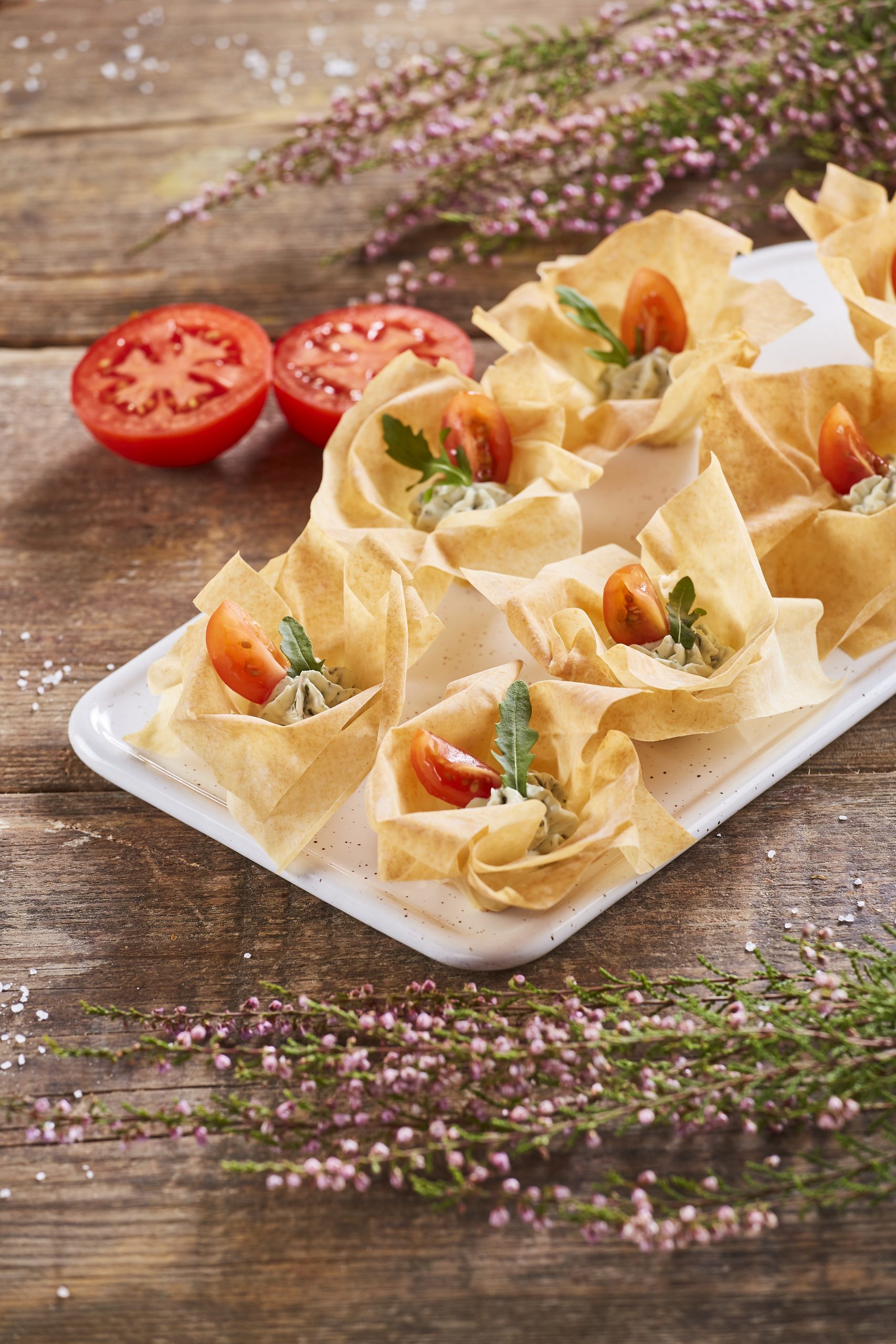 Tacinhas filo com creme de queijo e manjericão
