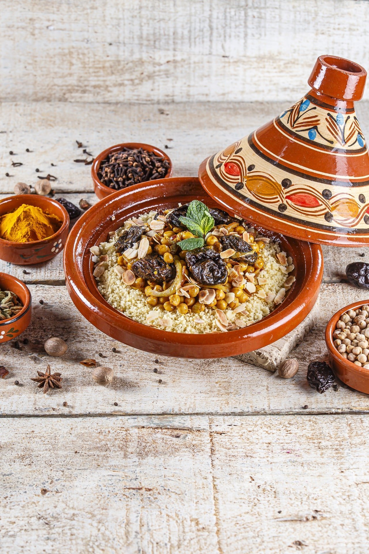 Tajine de grão-de-bico e ameixas
